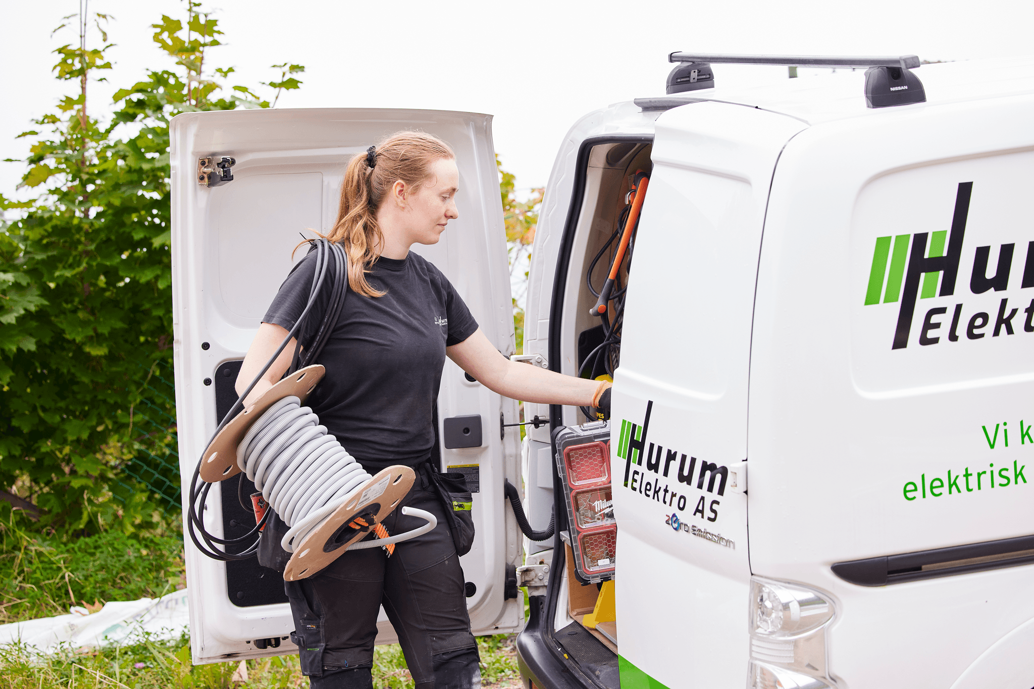 Elektriker fra Hurum Elektro på oppdrag med miljøvennlig elbil