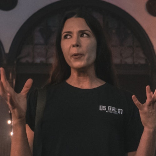 Tour guide expressing with her hands while telling a story to her group