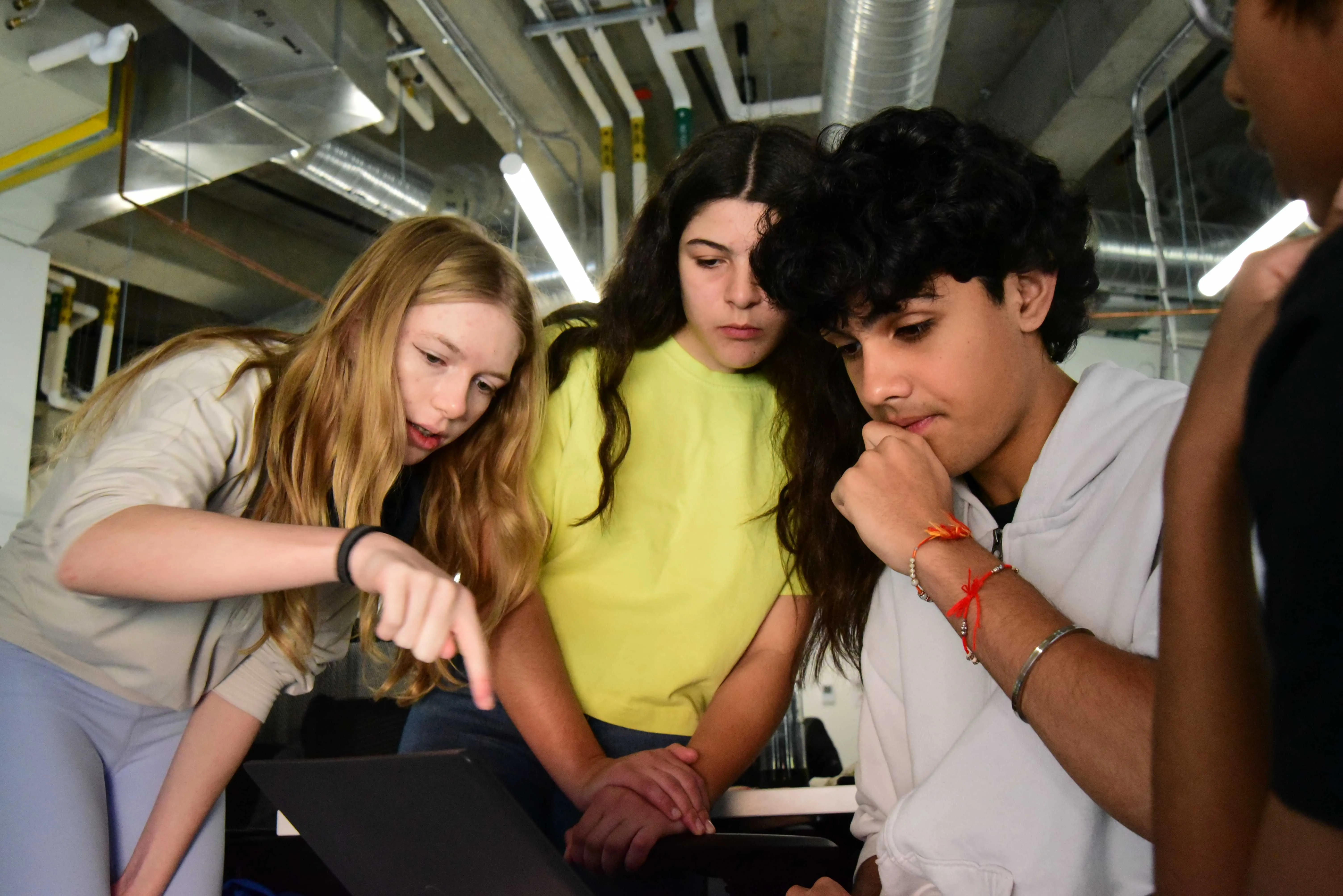 Life at TKS — students and mentors during the program (photo 6)