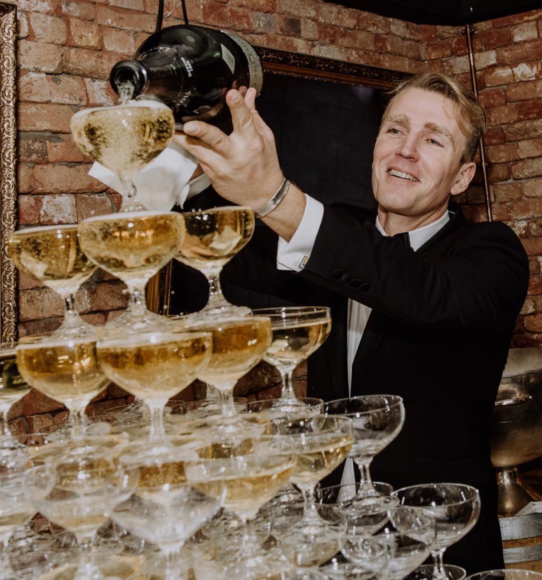 Wilfried Schöllmann schenkt Champagner im Schöllmanns in Offenburg ein