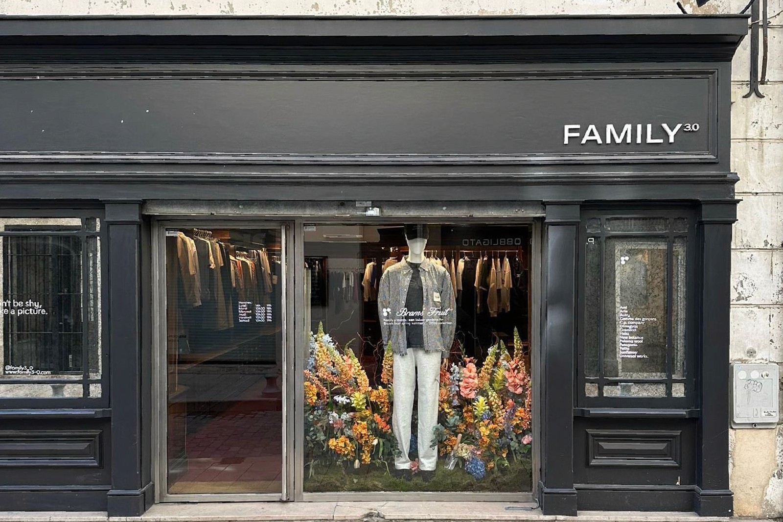 Vitrine de la boutique Family 3.0 à Avignon avec une silhouette masculine portant chemise à carreaux et pantalon clair