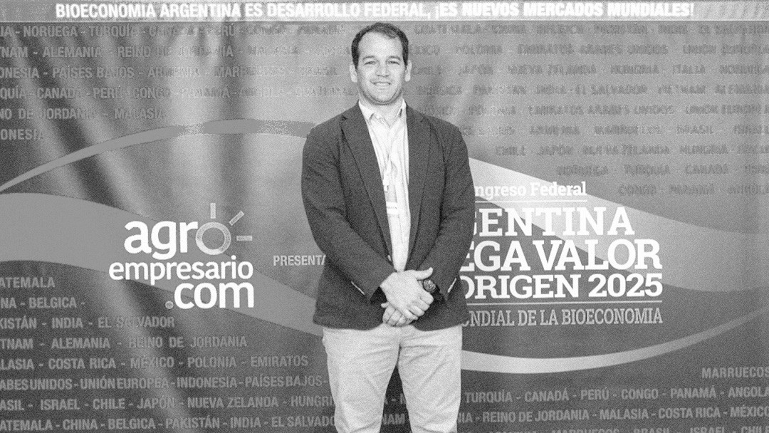 Person standing before a promotional banner highlighting Argentina’s bioeconomy and global markets.