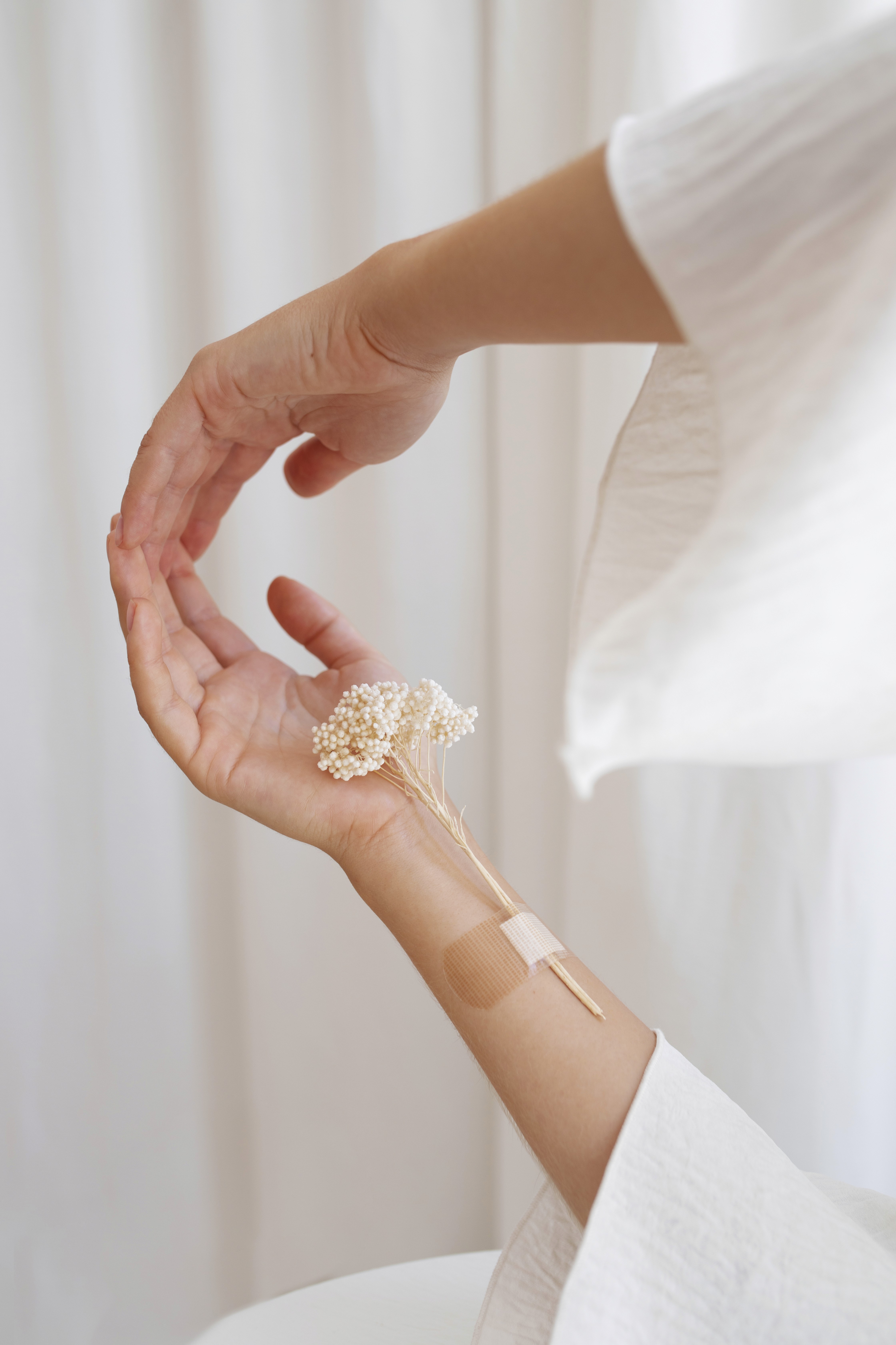 Gezonde smoothiebowl met fruit en granola, symbool voor voeding als krachtig wapen tegen PMS-klachten.