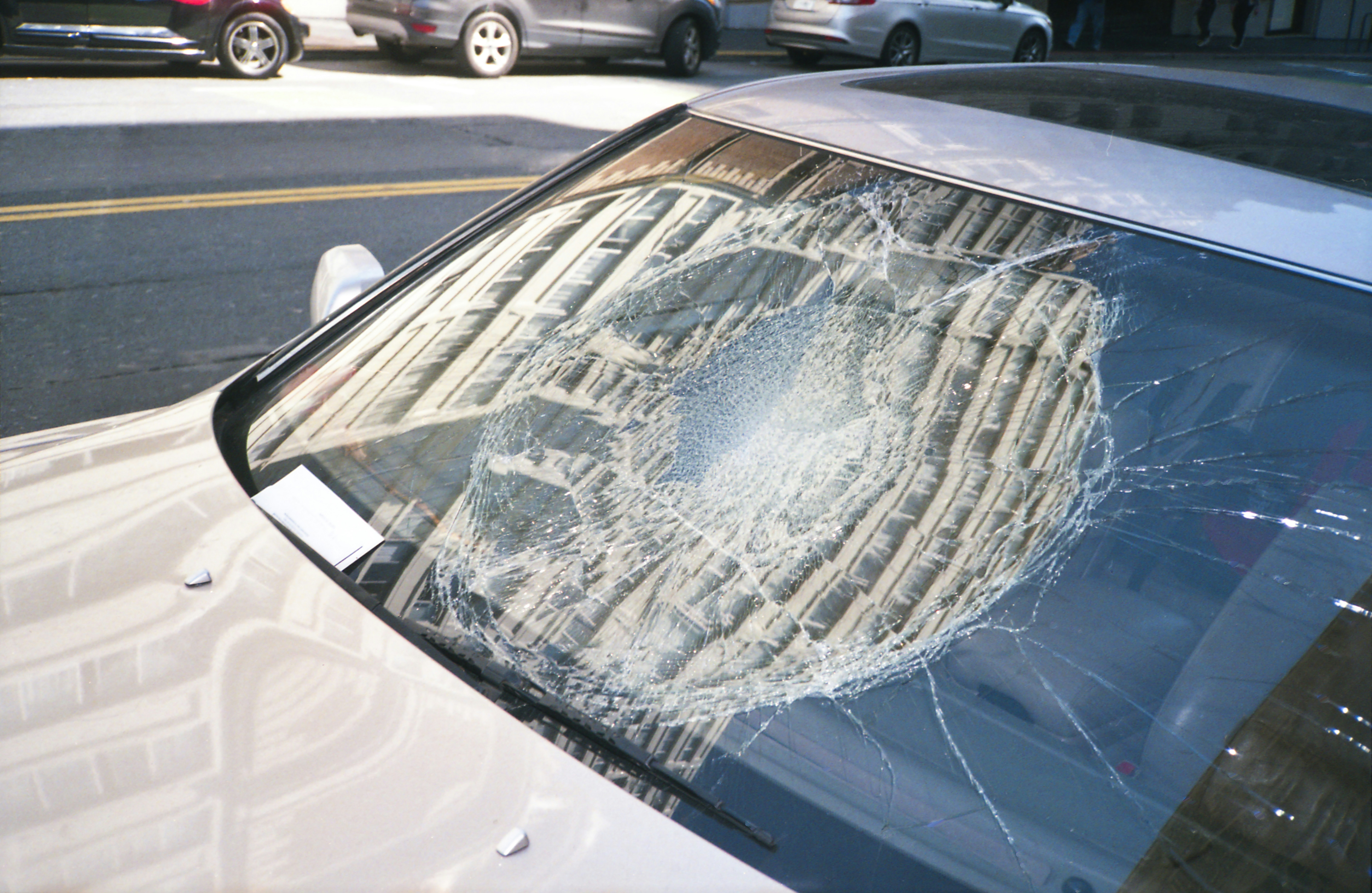 Auto mit eingeschlagener Windschutzscheibe.