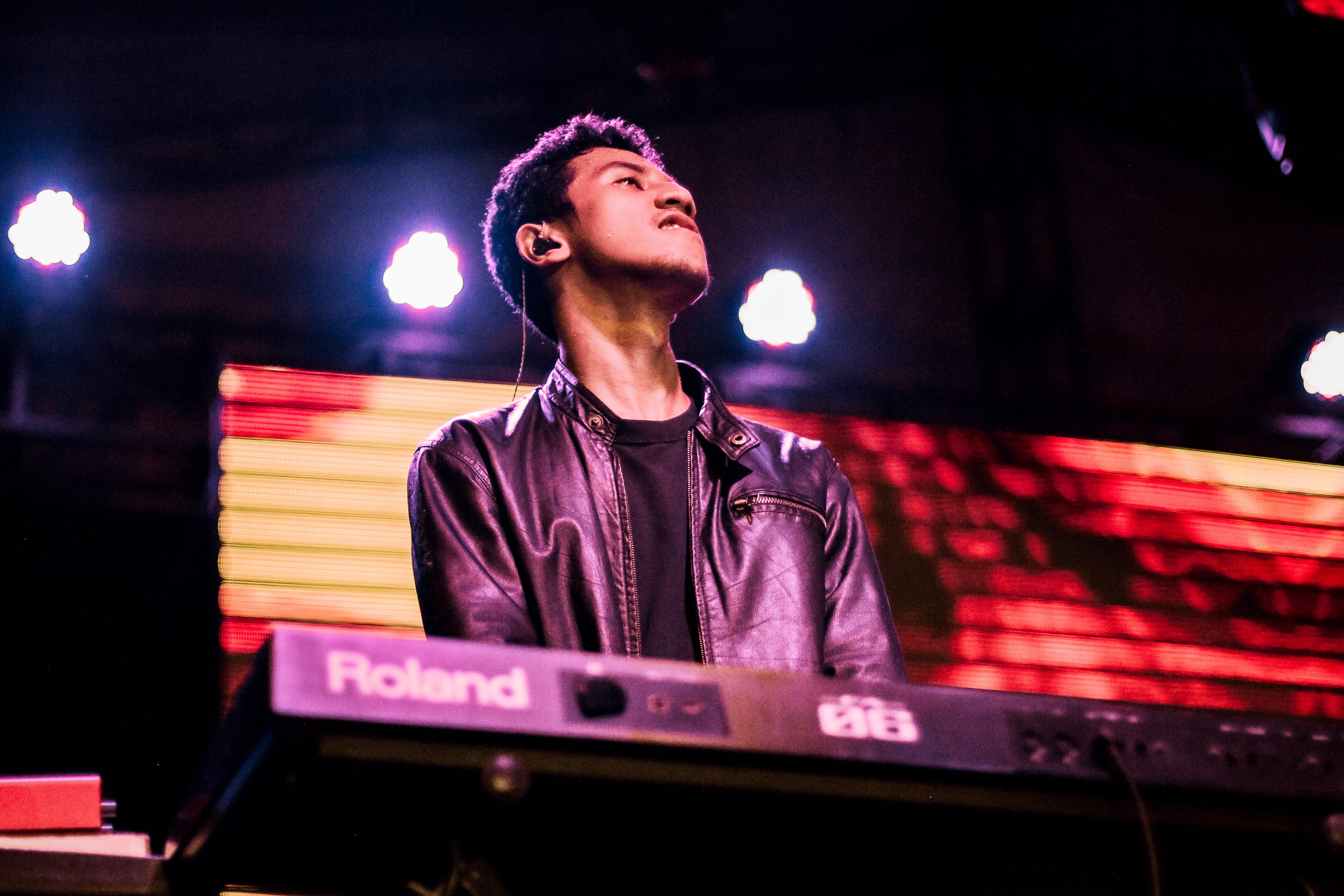 Keyboardist of The Dexter, Perform at Aves Surabaya