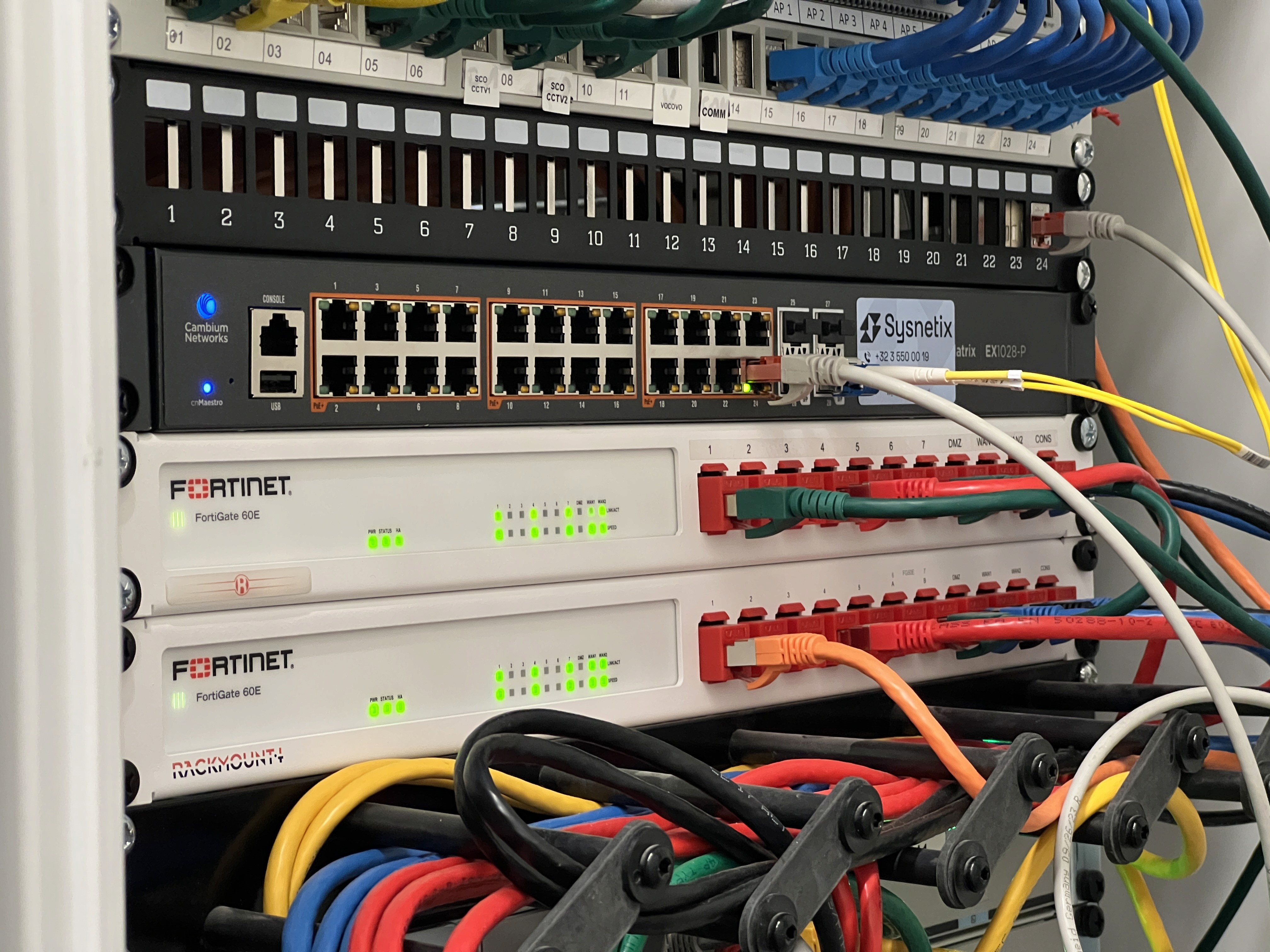 Fortinet-switches en patchpanelen in een netwerkkast