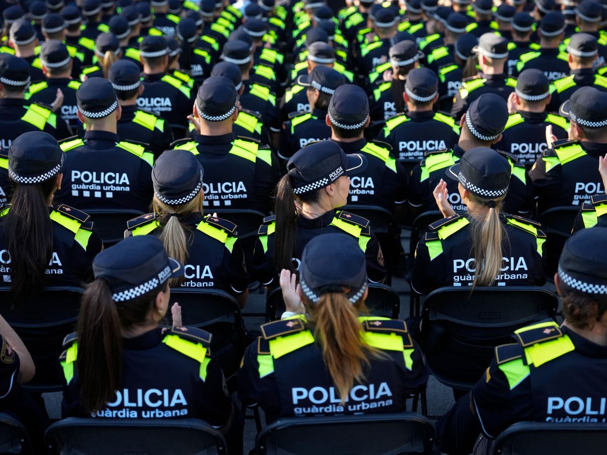 un montón de guardias urbanos sentados escuchando instrucciones