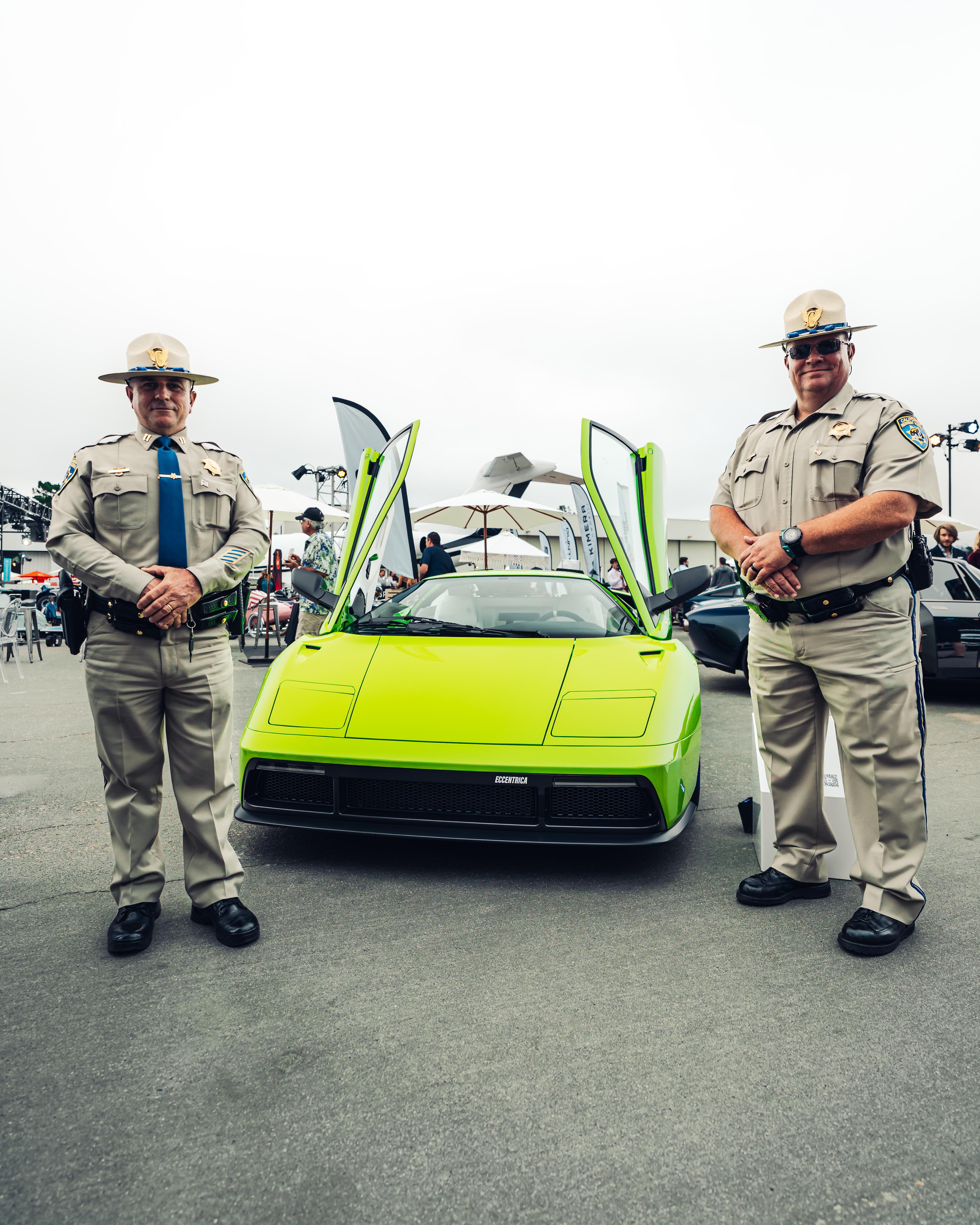 Ranger americani di fianco a eccentrica restomod con portiere aperte ad ala di gabbiano