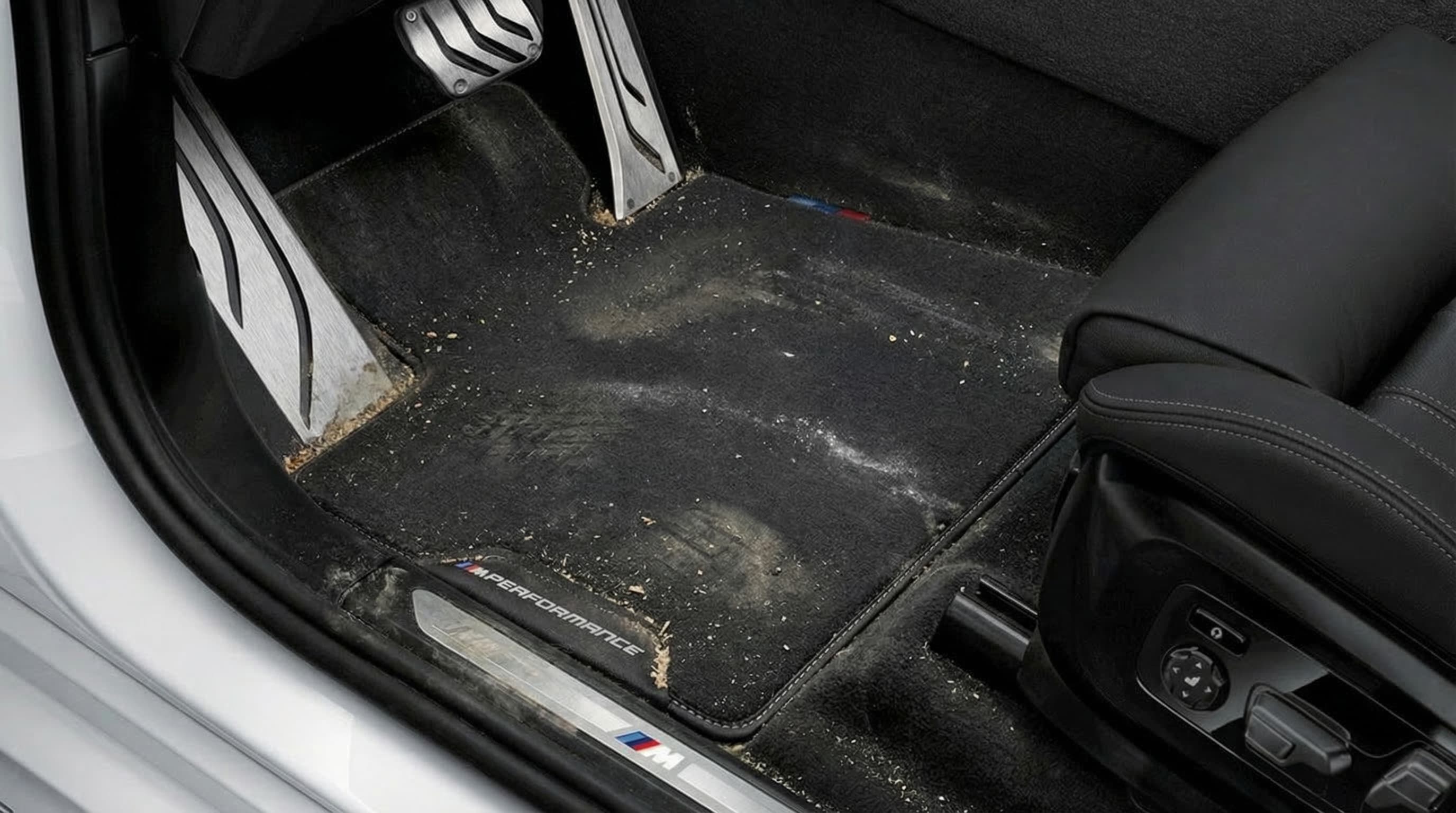 Tapis et moquettes sales à l’avant d’une BMW M2
