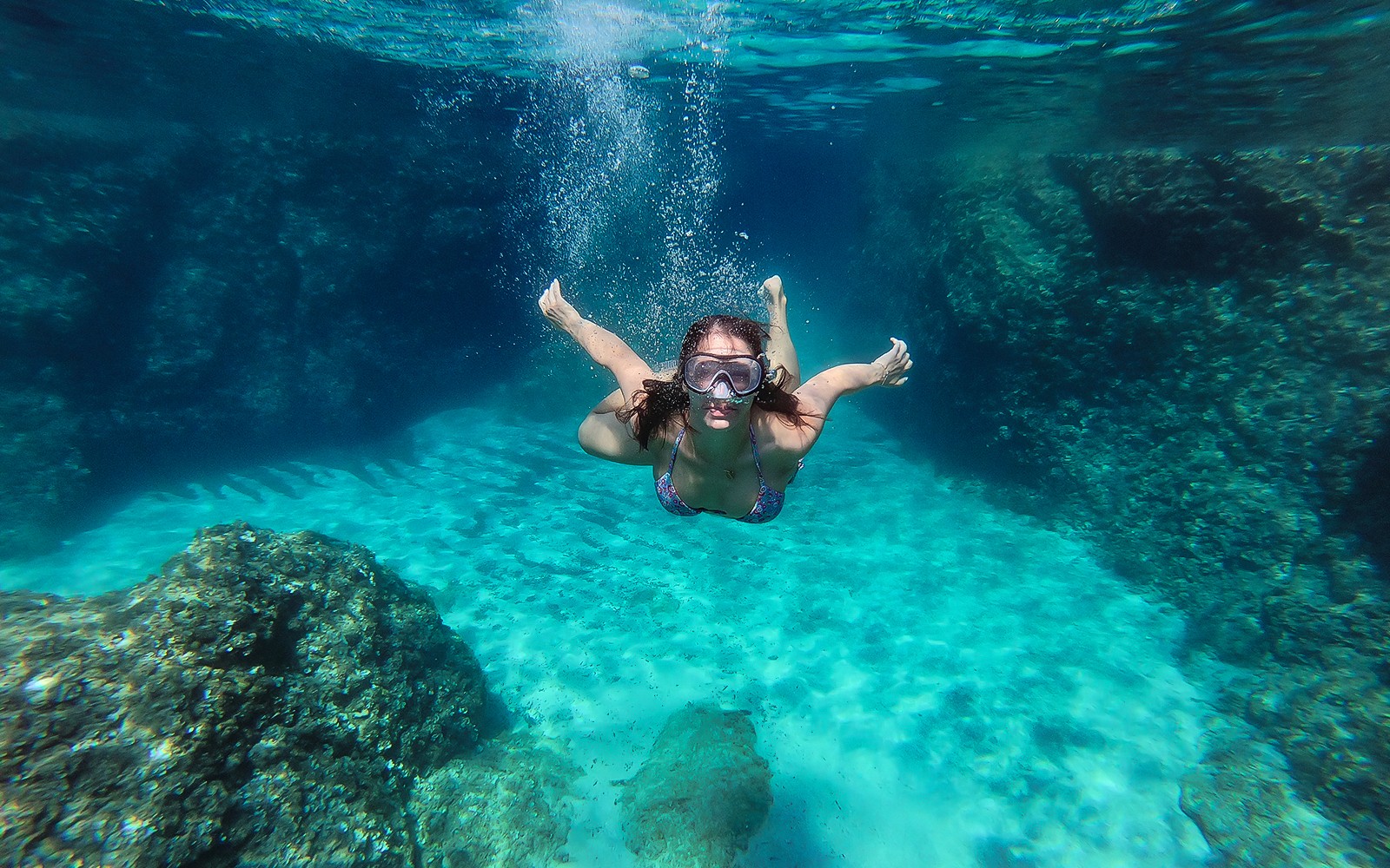 Mergulhador a explorar debaixo de água perto da Caverna Azul, Dubrovnik.