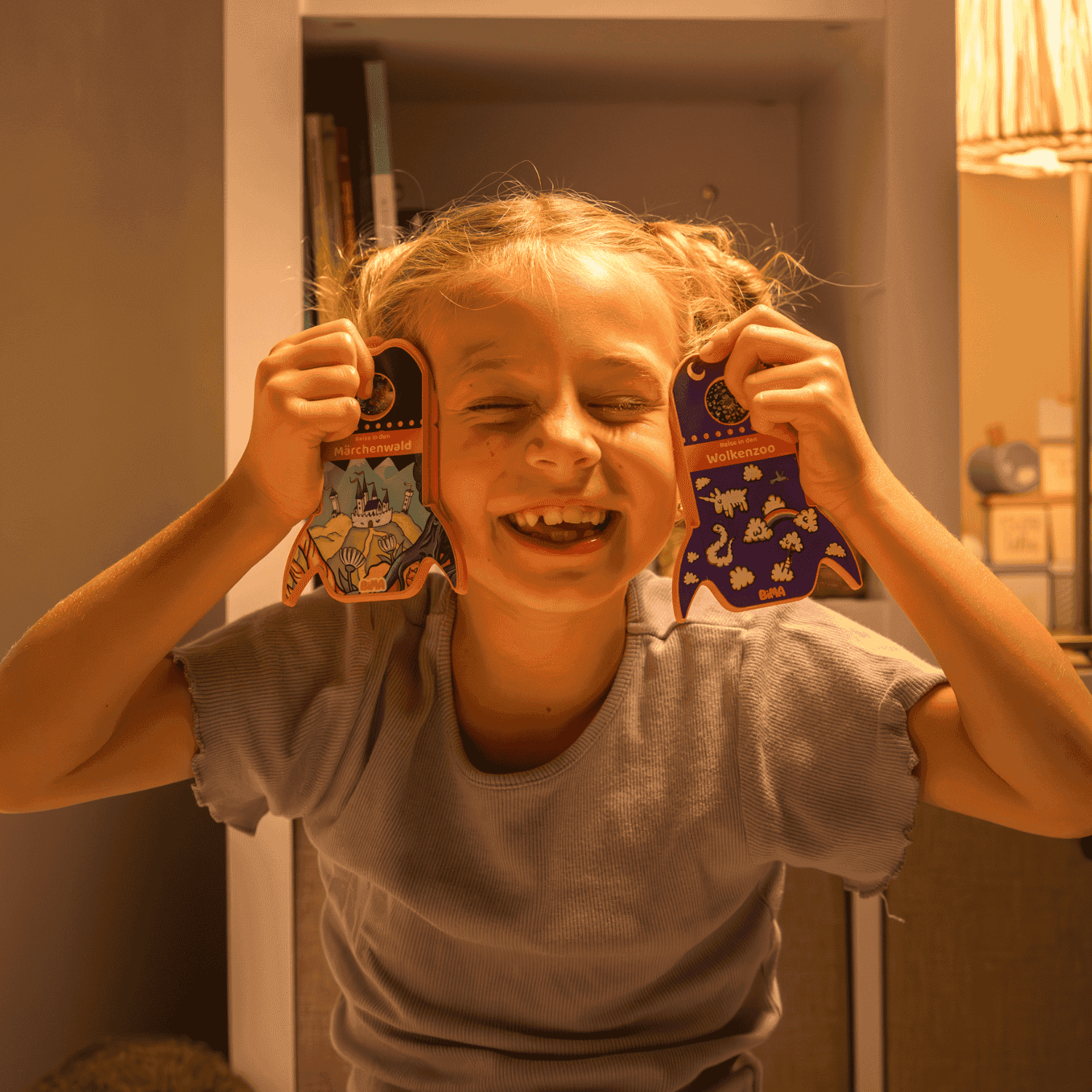 Ein lachendes Kind mit BiMA Raketen