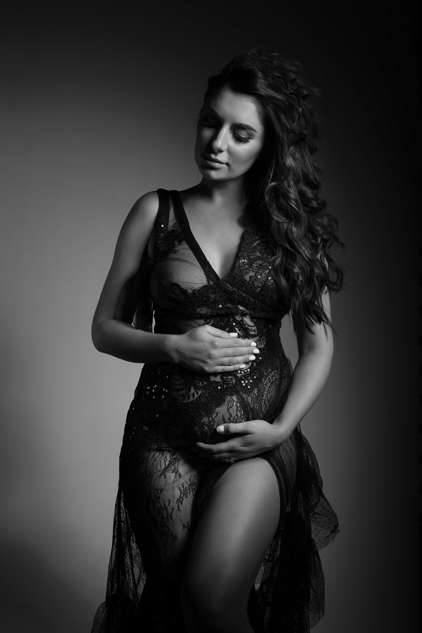 Agnieszka Czyzkowska kobiece sesje fotograficzne Warszawa sesja ciazowa kobieta w ciazy czarno-biale