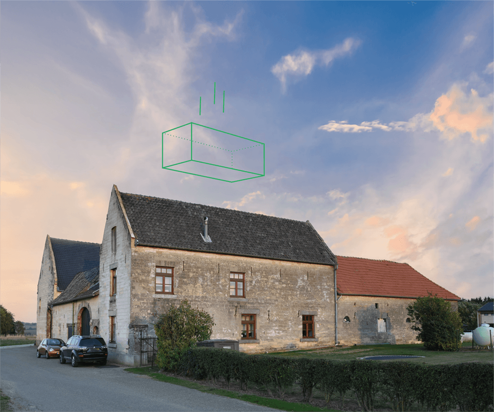 Een oude boerderij die is omgebouwd tot woning.