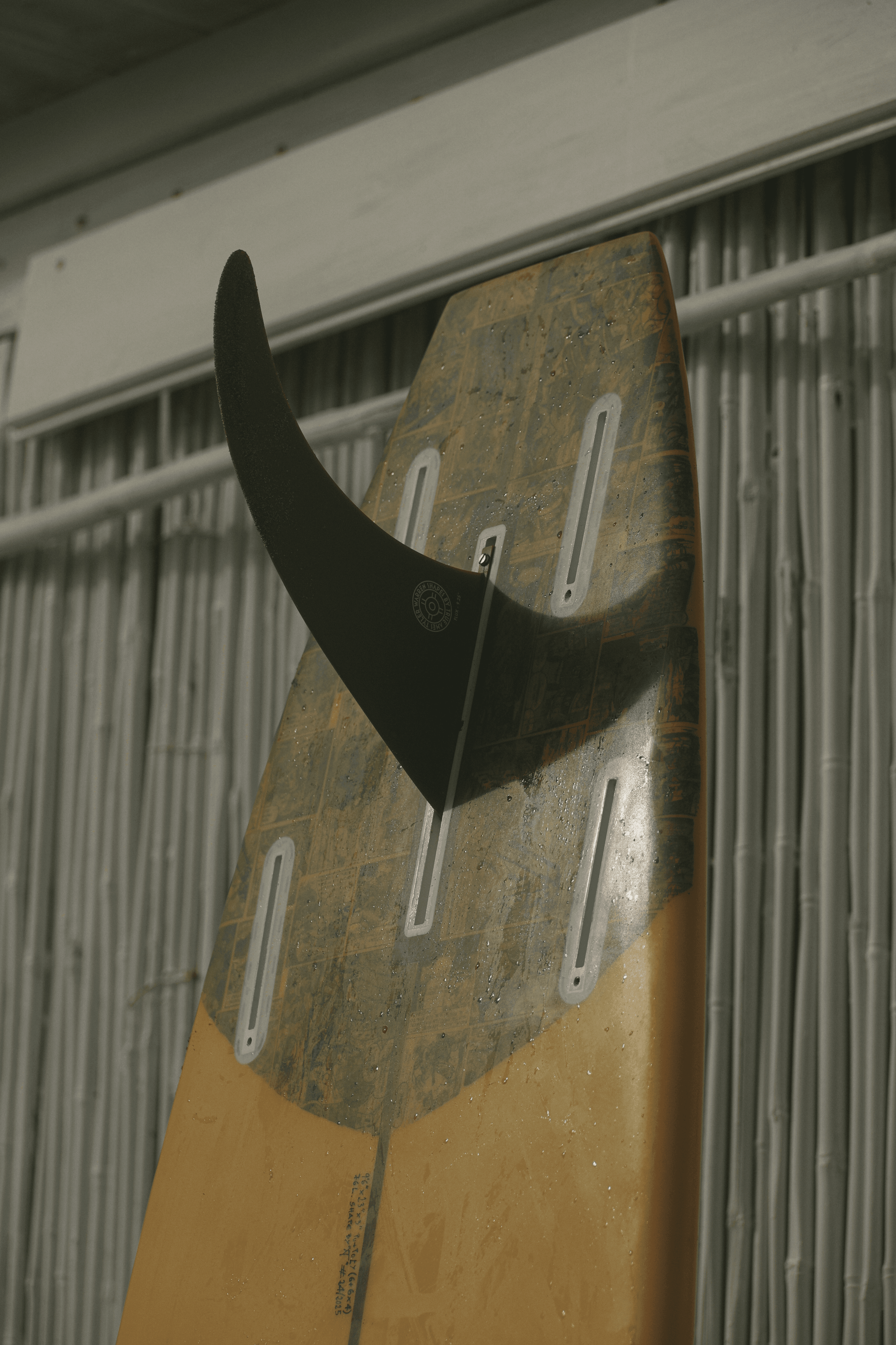 Primo piano del setup pinna singola della tavola Cavendish.