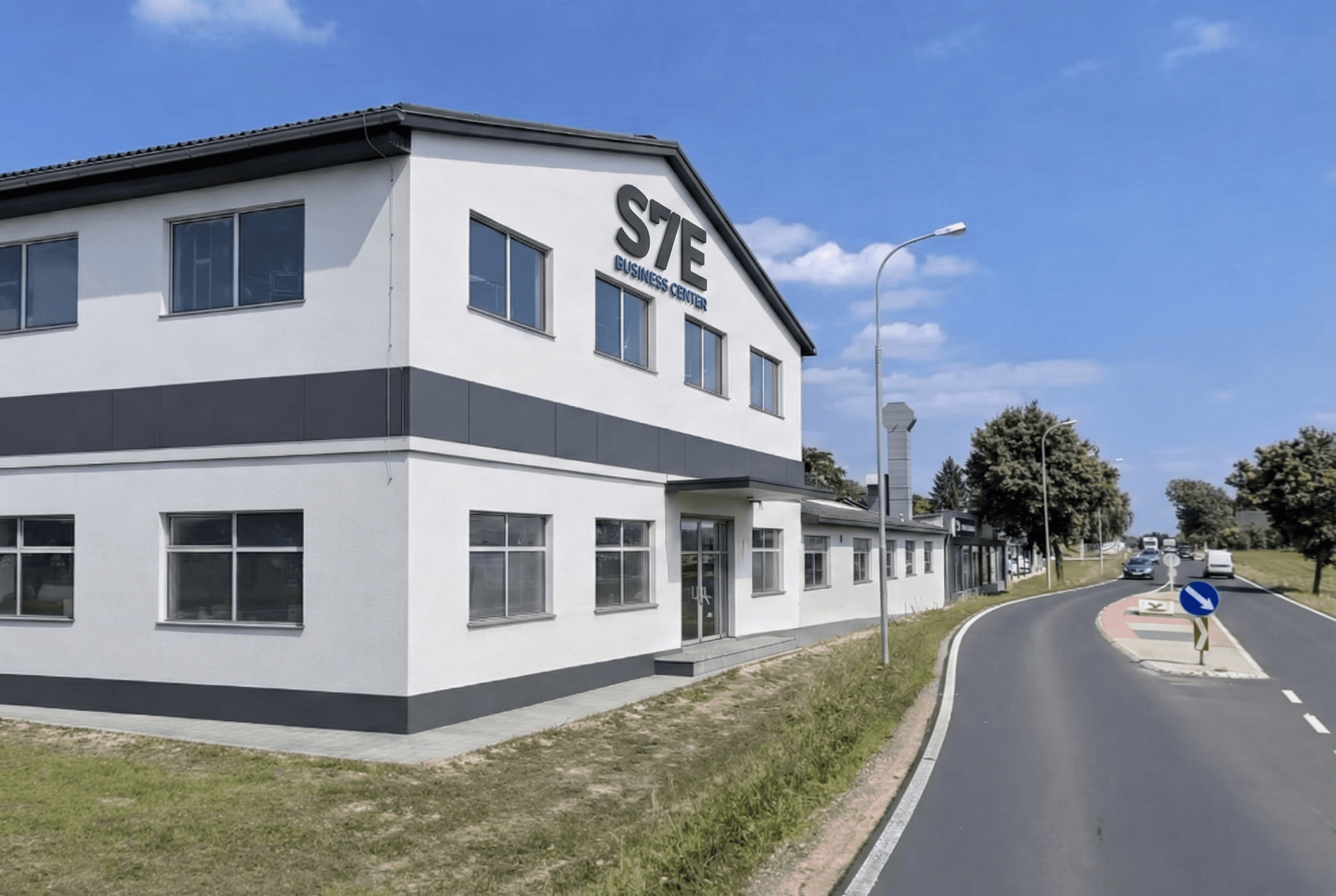 Ein modernes Gewerbegebäude an einer Straße