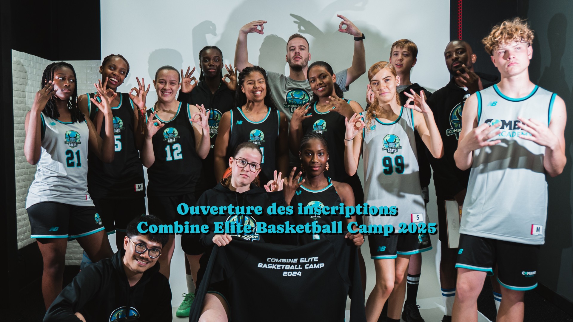Groupe de jeunes basketteurs posant en tenue de la Combine Academy pour le lancement des inscriptions 2025.
