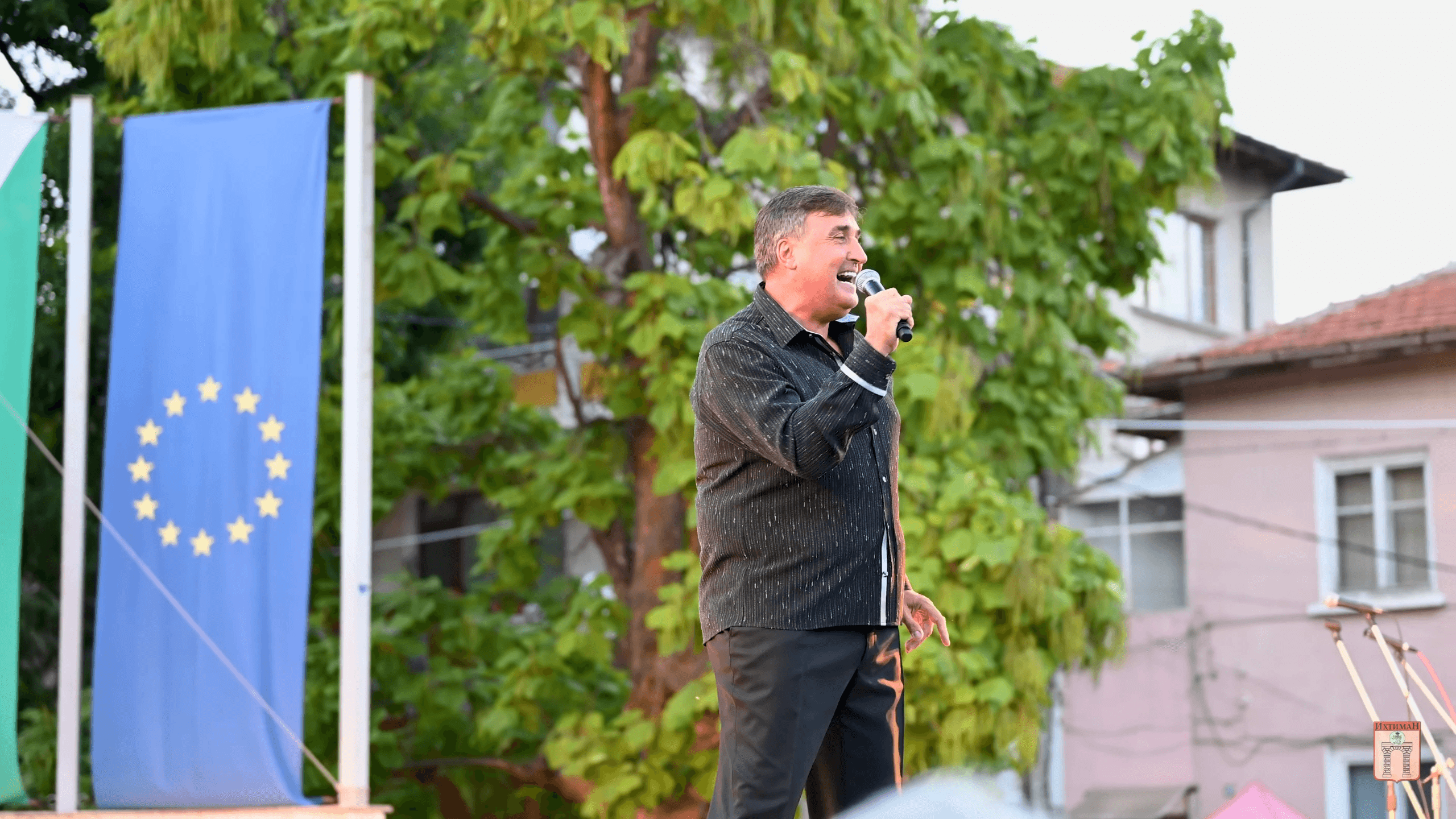 A man sings in front of the European Union flag