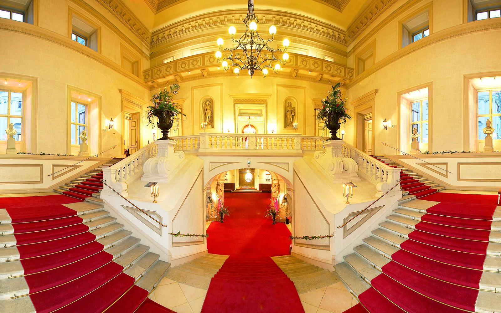Gran escalera en el Palacio de la Antigua Bolsa de Valores, Viena, lugar del Concierto de la Orquesta de Residencia.