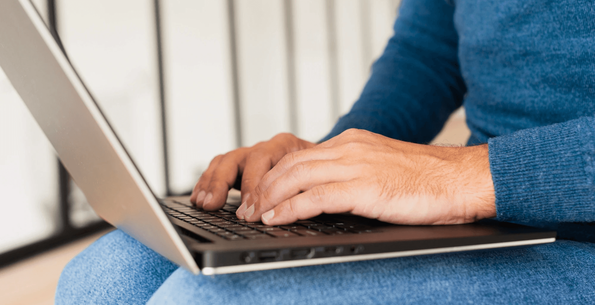 un usuario navegando tranquilamente en la pagina web de una empresa b2b ya que es la tasa de rebote baja y le permite asegurarse un cliente