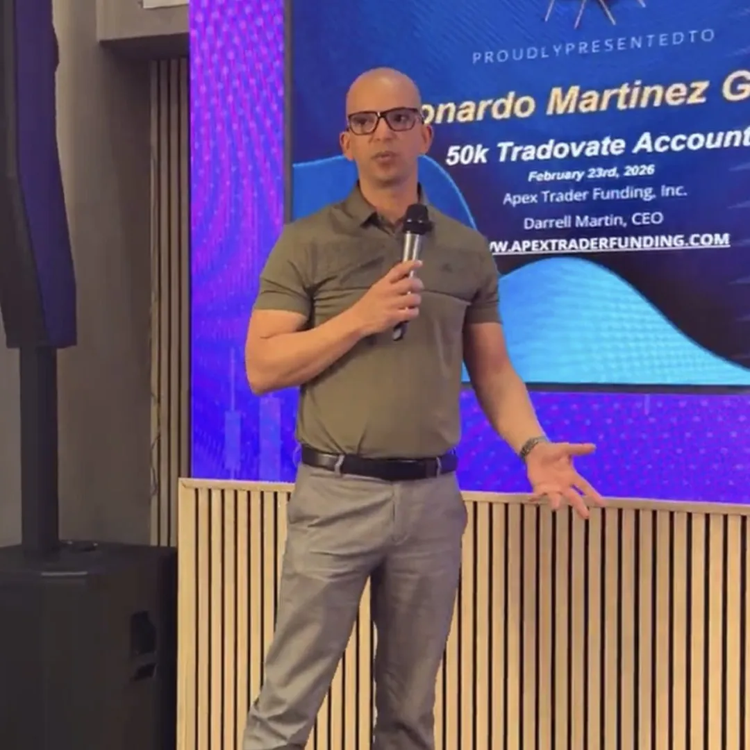 Hombre dando una presentación con micrófono en mano.