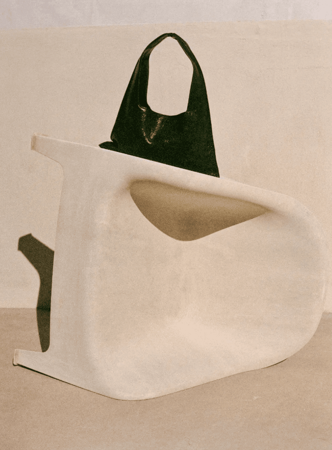 Abstrakte Designer-Taschen als Symbol für Mode, Accessoires und Fashion-Fulfillment.