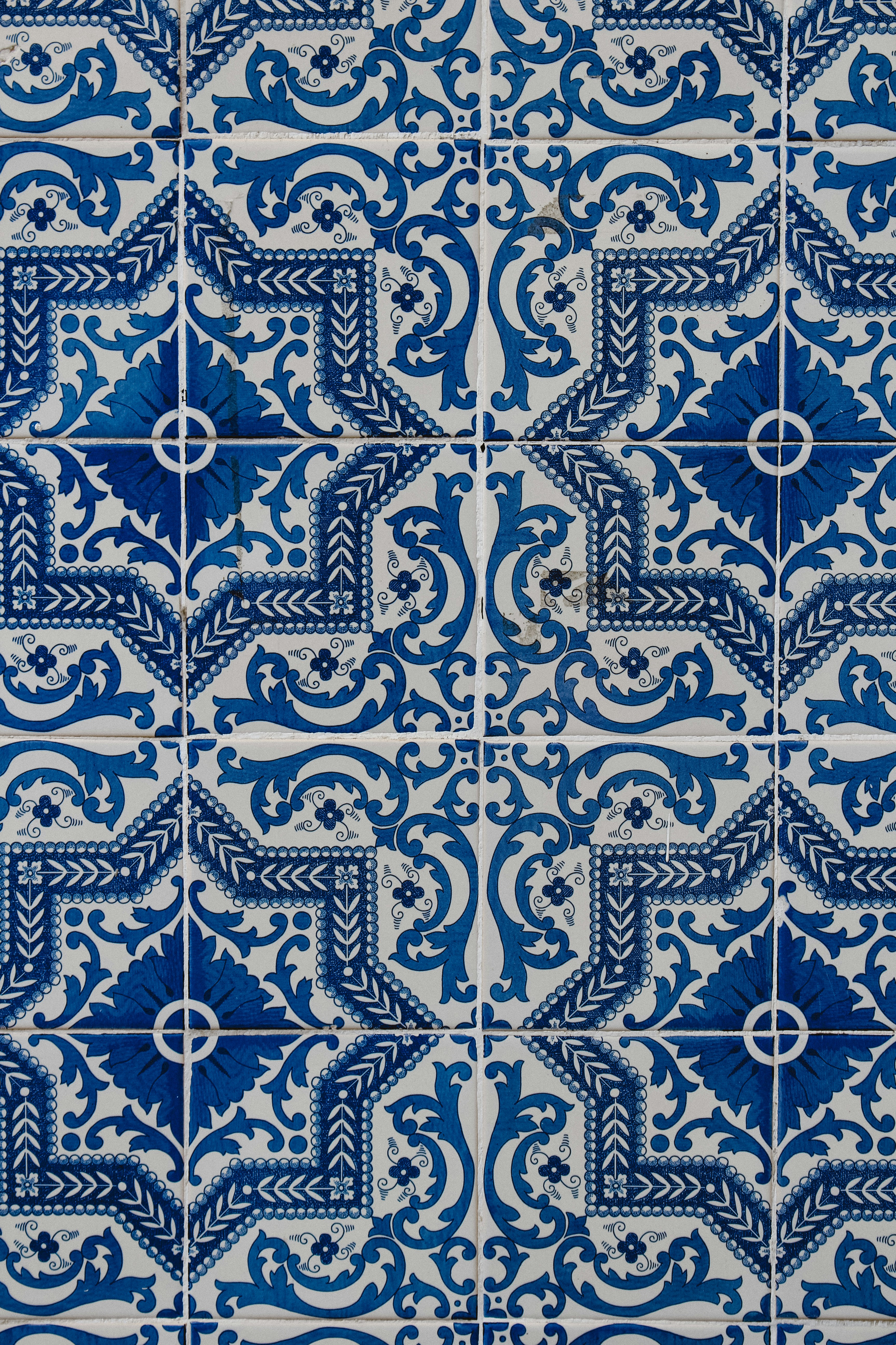 a close up of a blue and white tile pattern