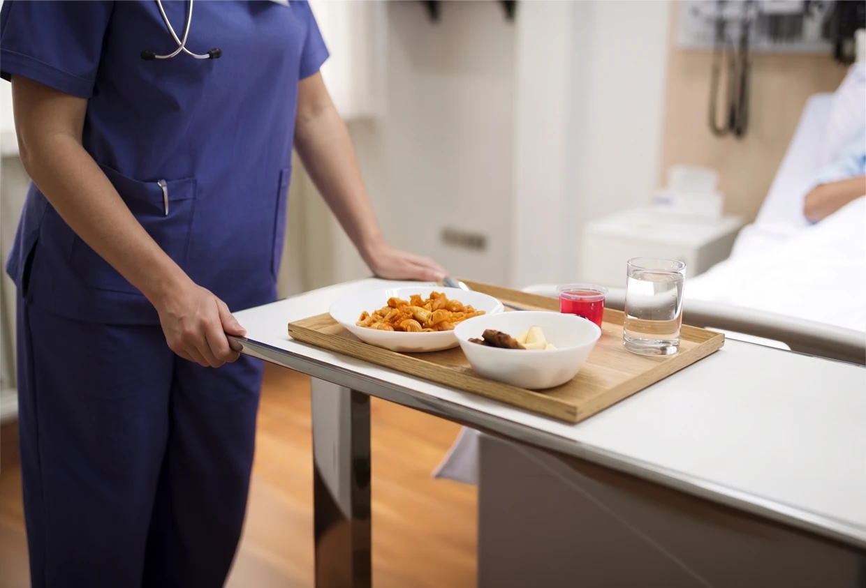 Une infirmière sert un repas frais aux patients de l'hôpital Medistate d'Istanbul