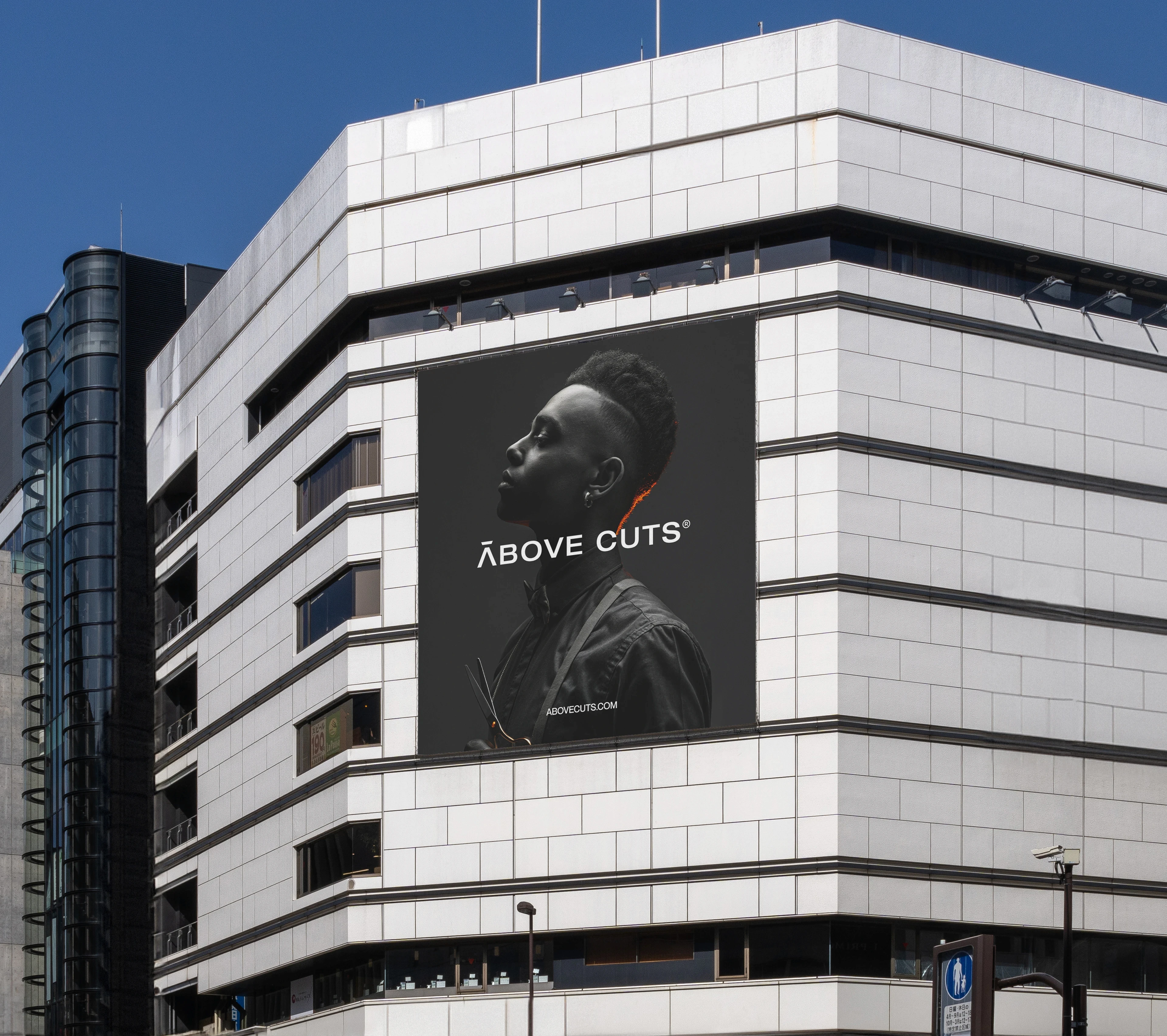 Billboard s logem Above Cuts