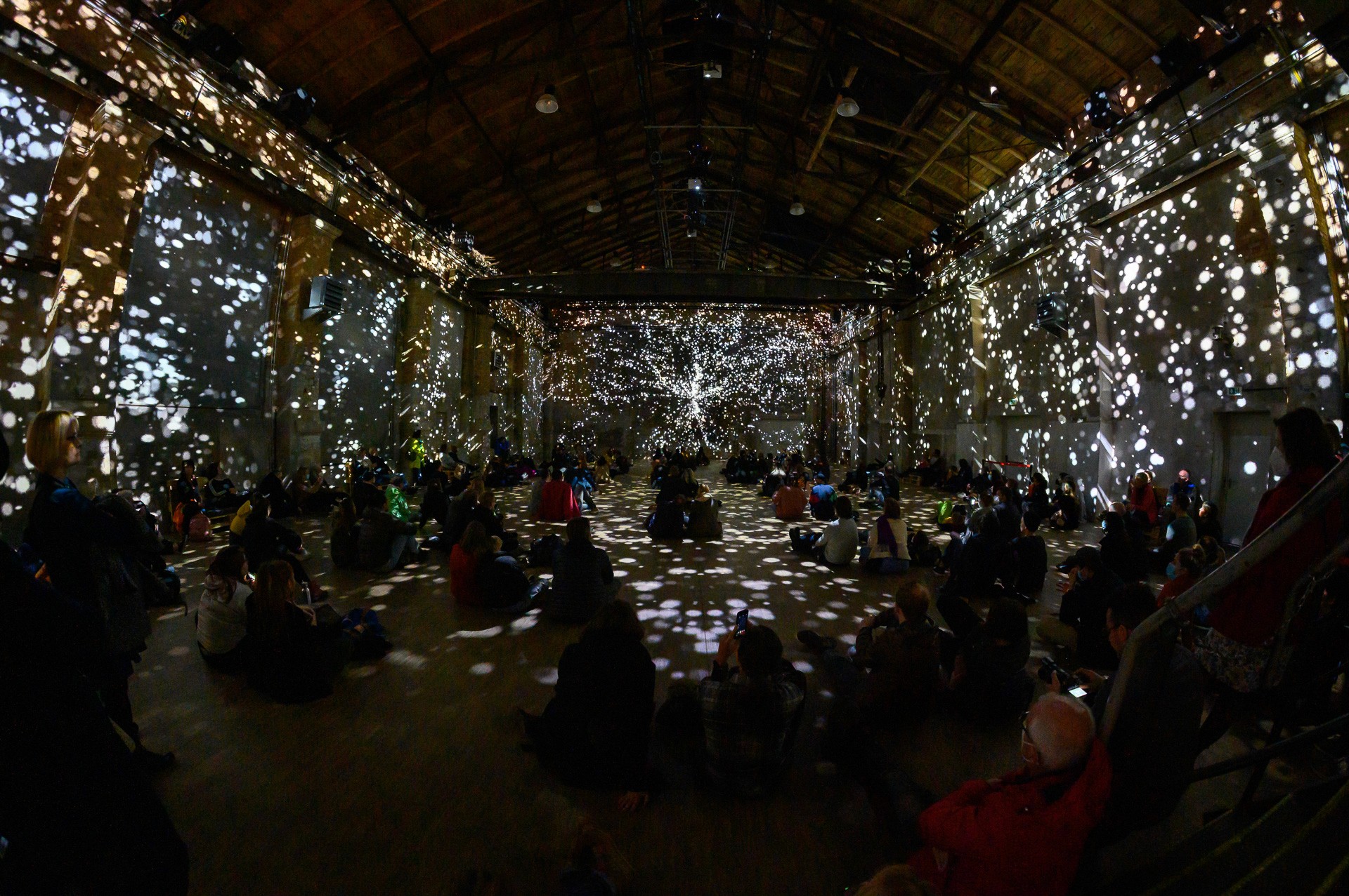 fluctuating light - interior projection mapping performance