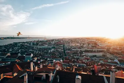 Vue du coucher de soleil sur les toits de Lisbonne et le fleuve Tage