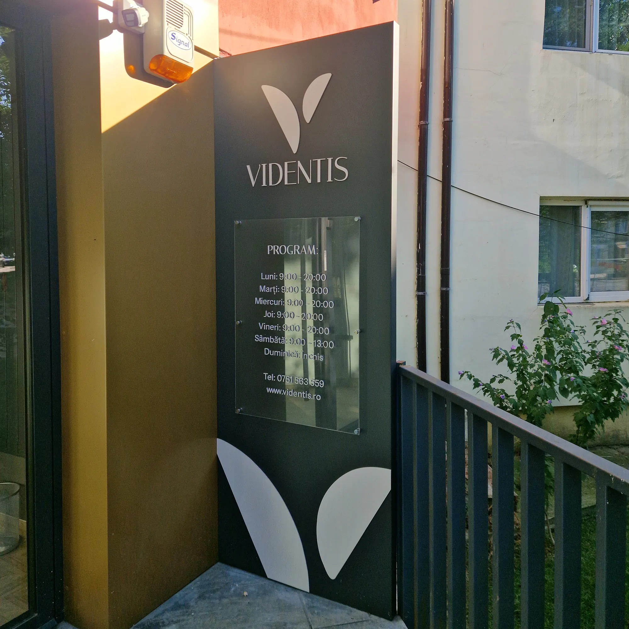 Totem Videntis recolantat, cu logo din plexiglas alb de 3 mm