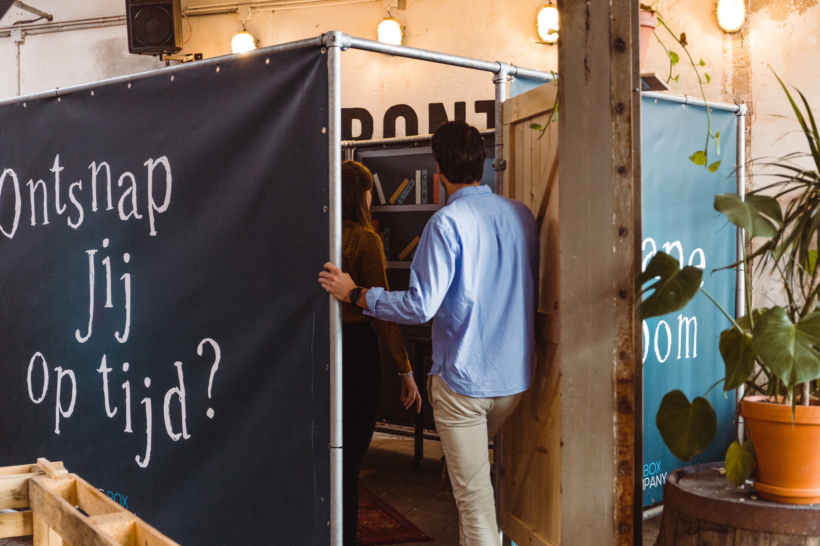 Deelnemers betreden een mobiele escape room tijdens een teambuildingactiviteit op locatie van The Box Company. 