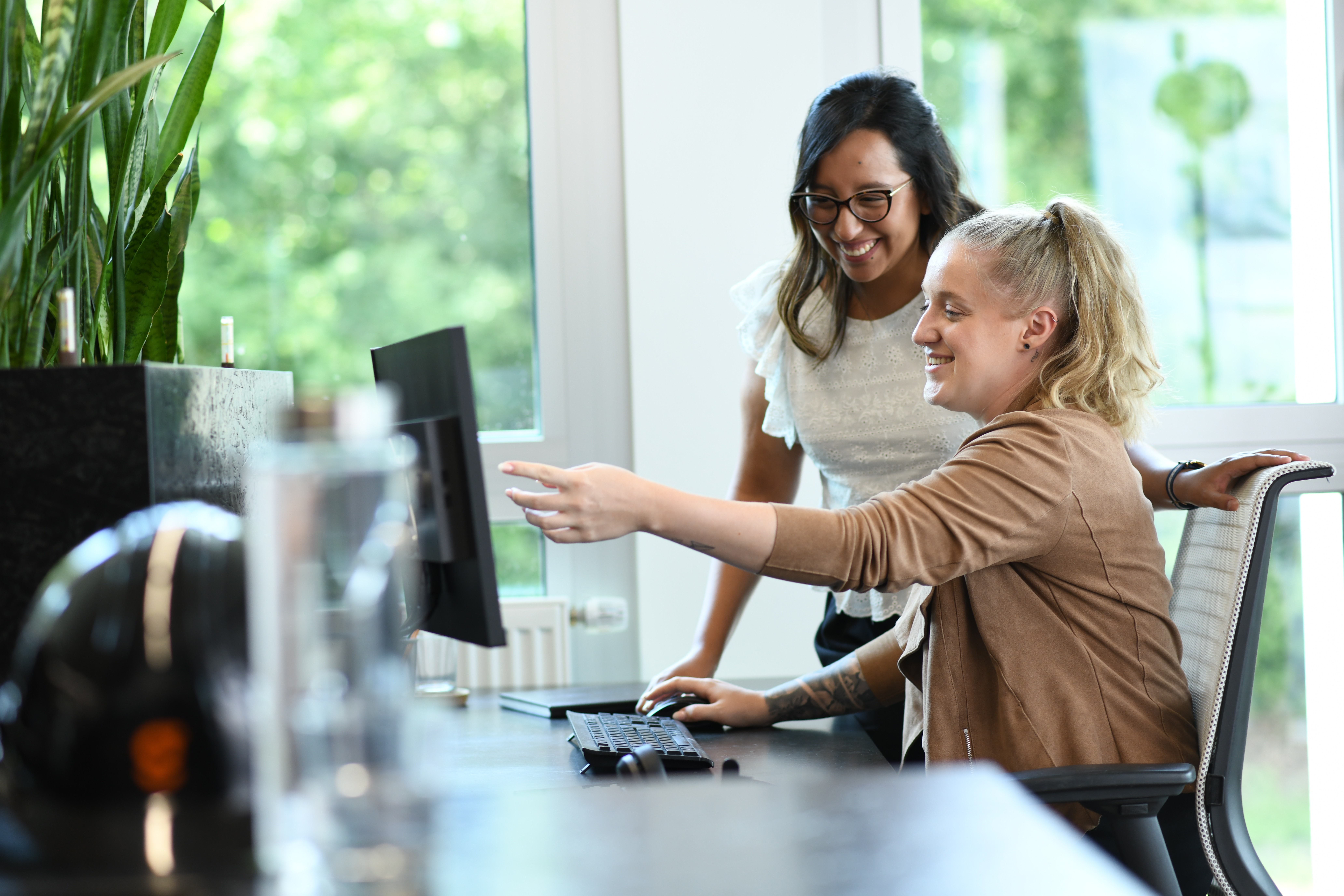 mr und ec besprechen etwas am desktop