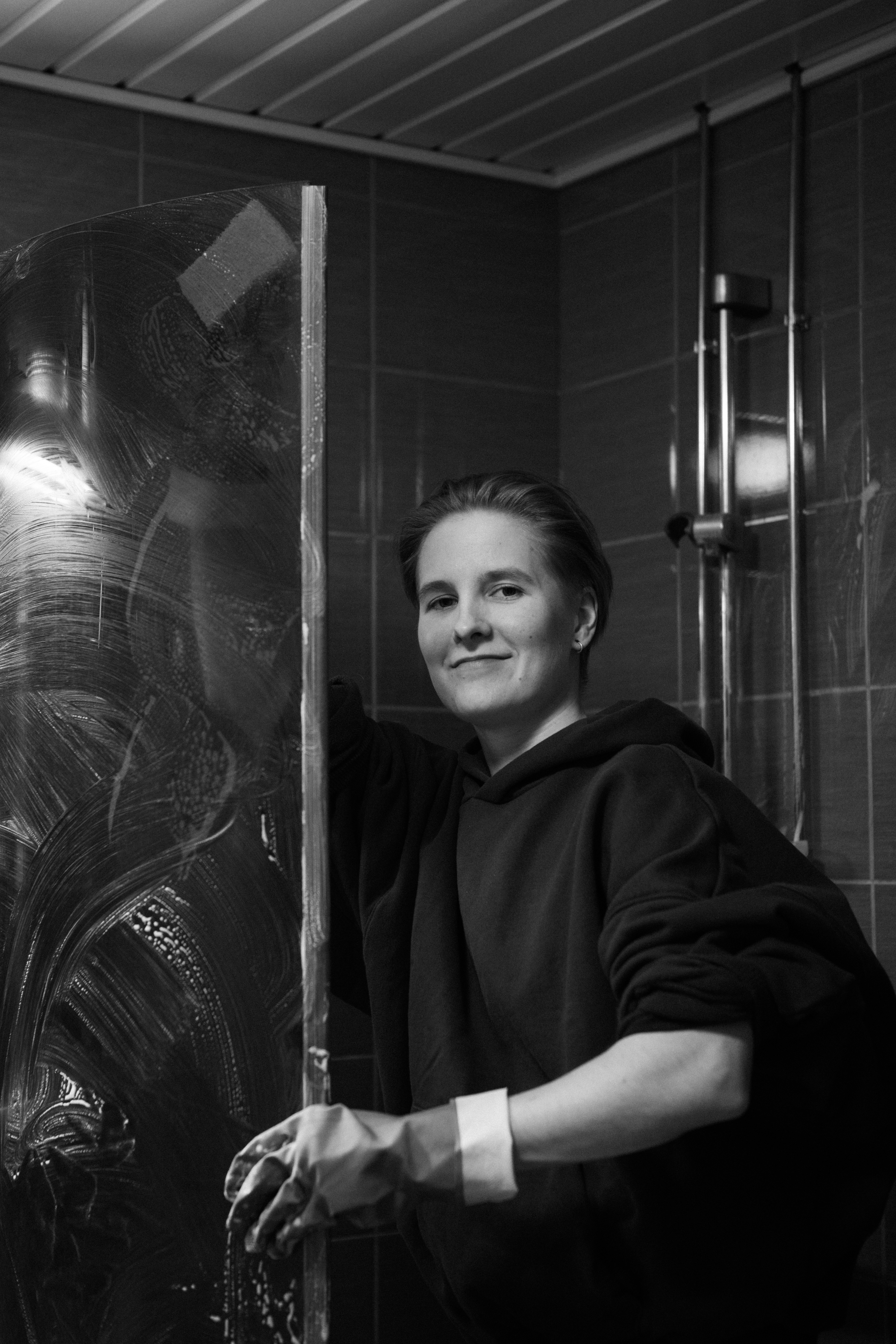 Ella Cleansin perustaja tekemässä perussiivousta kylpyhuoneessa