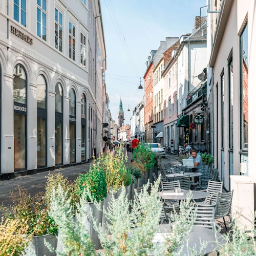 אנשים הולכים לאורך Læderstrade