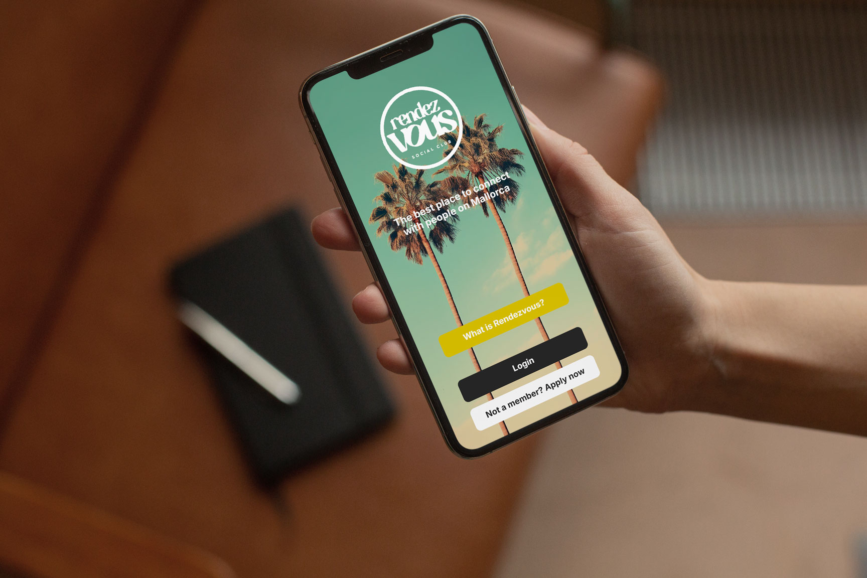 Tarjeta de miembro en amarillo con el logotipo blanco del {{Renedezvouw Social Club}}