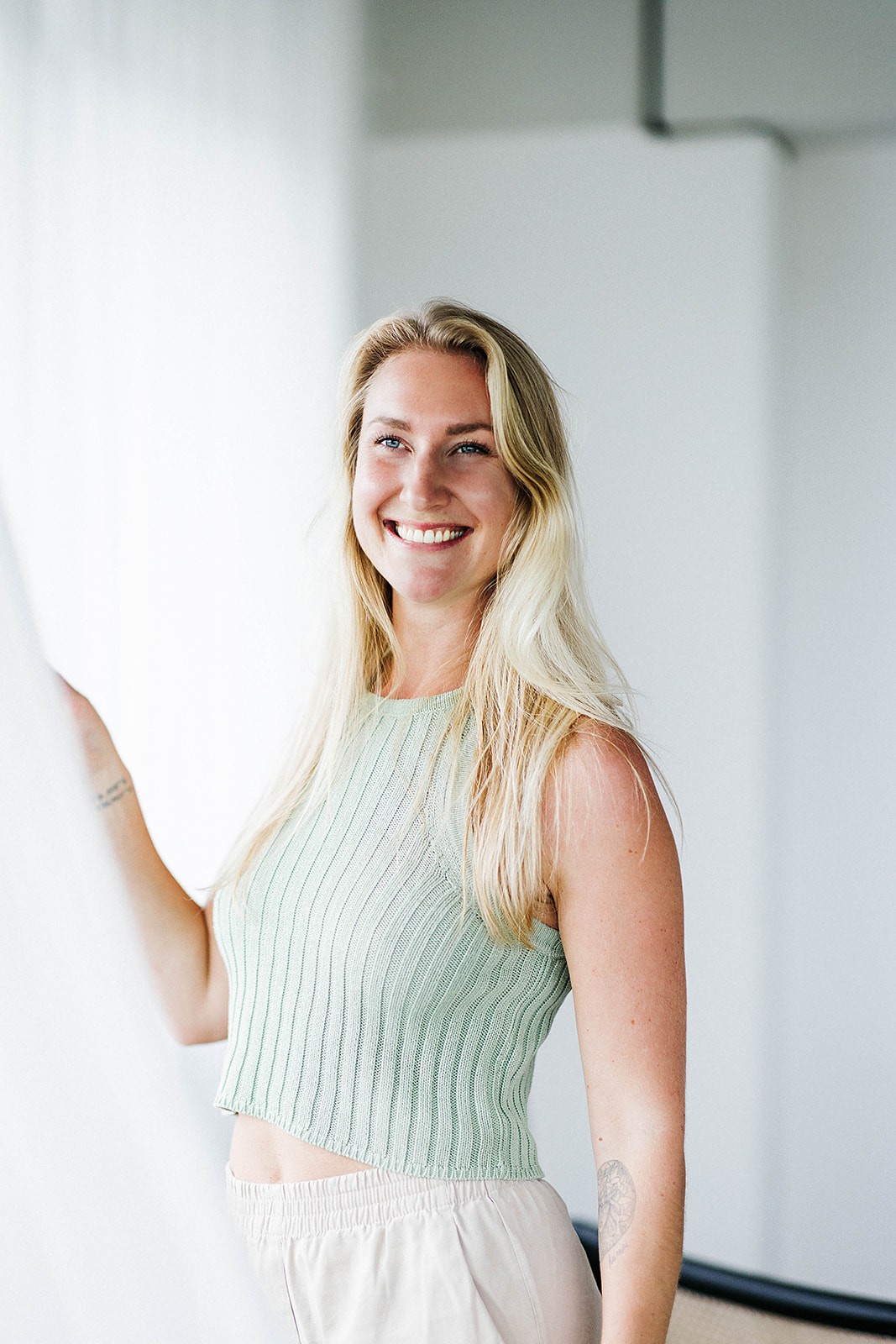 Daphne Medema van Hormone Healing Hub met een schaal noten en vers fruit, bij de introductie van het Cyclus Reset programma over hormonen en vruchtbaarheid.