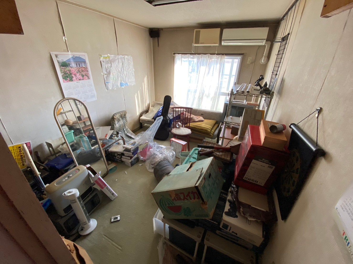 散らかった部屋