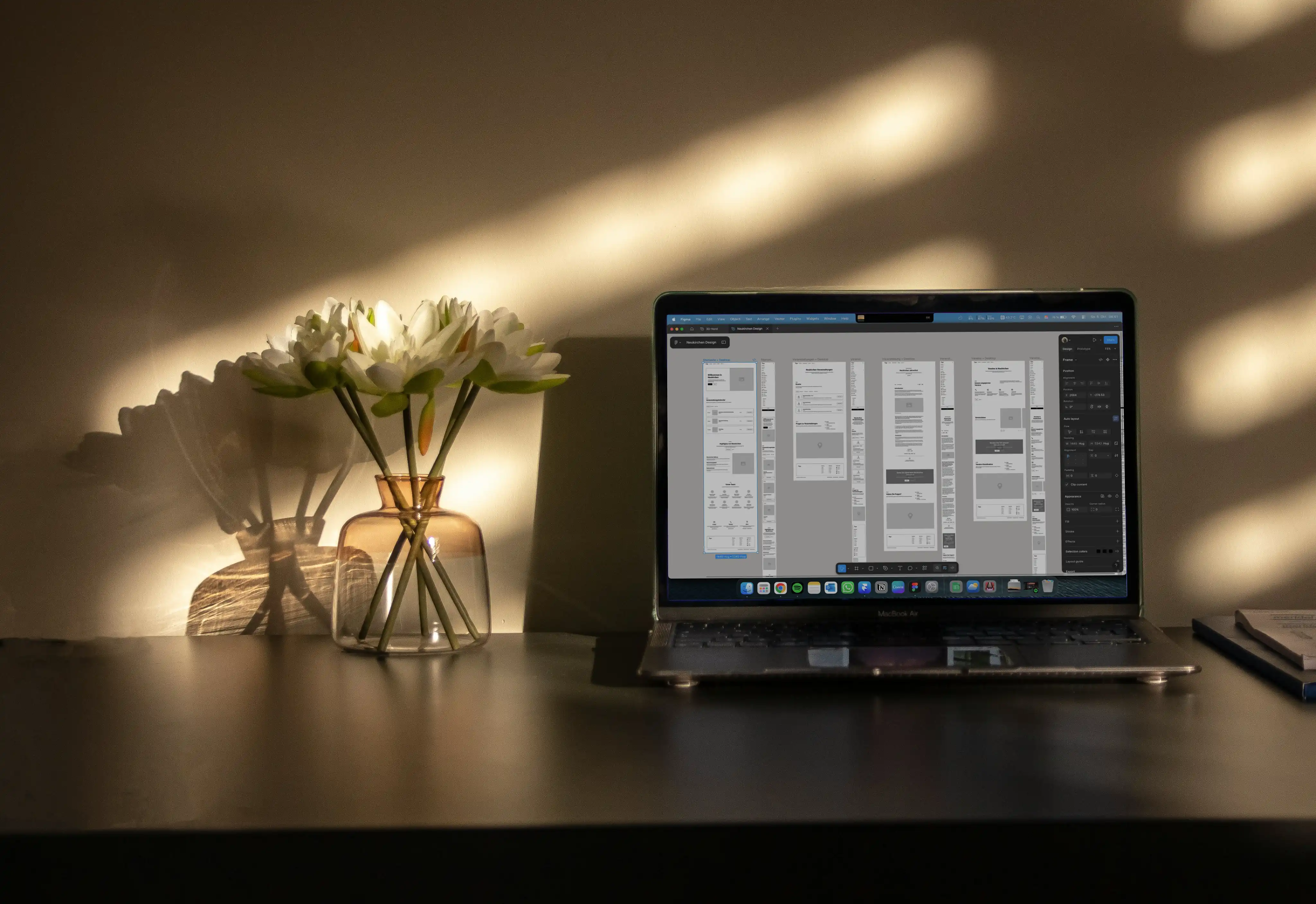Ein Laptop der Wireframes azeigt in einer dunkel kulisse
