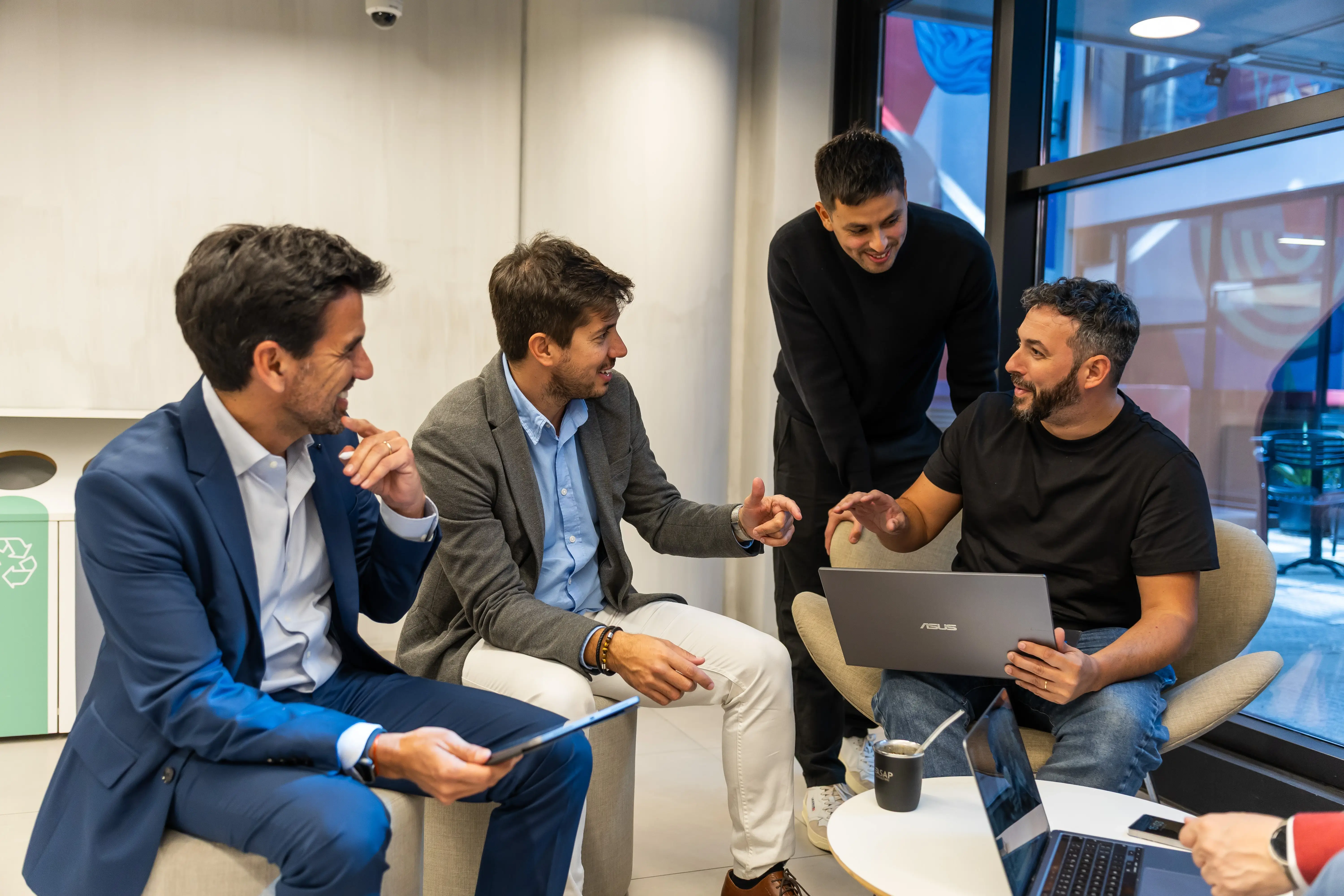 Empleados de Asap Consulting en reunión