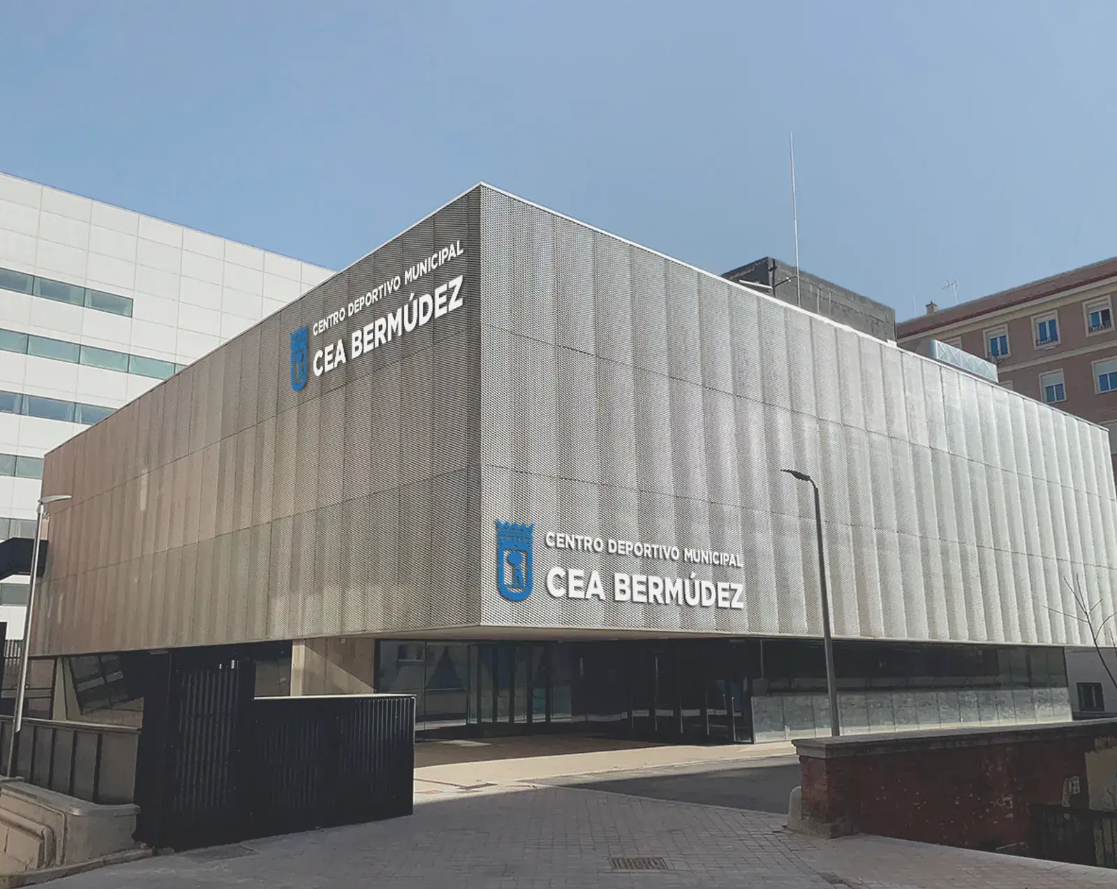 fachada del centro deportivo ágora cea bermudez