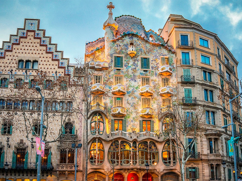 Casa Batlló in Barcelona, beroemd om zijn bijzondere architectuur en kleurrijke gevel.