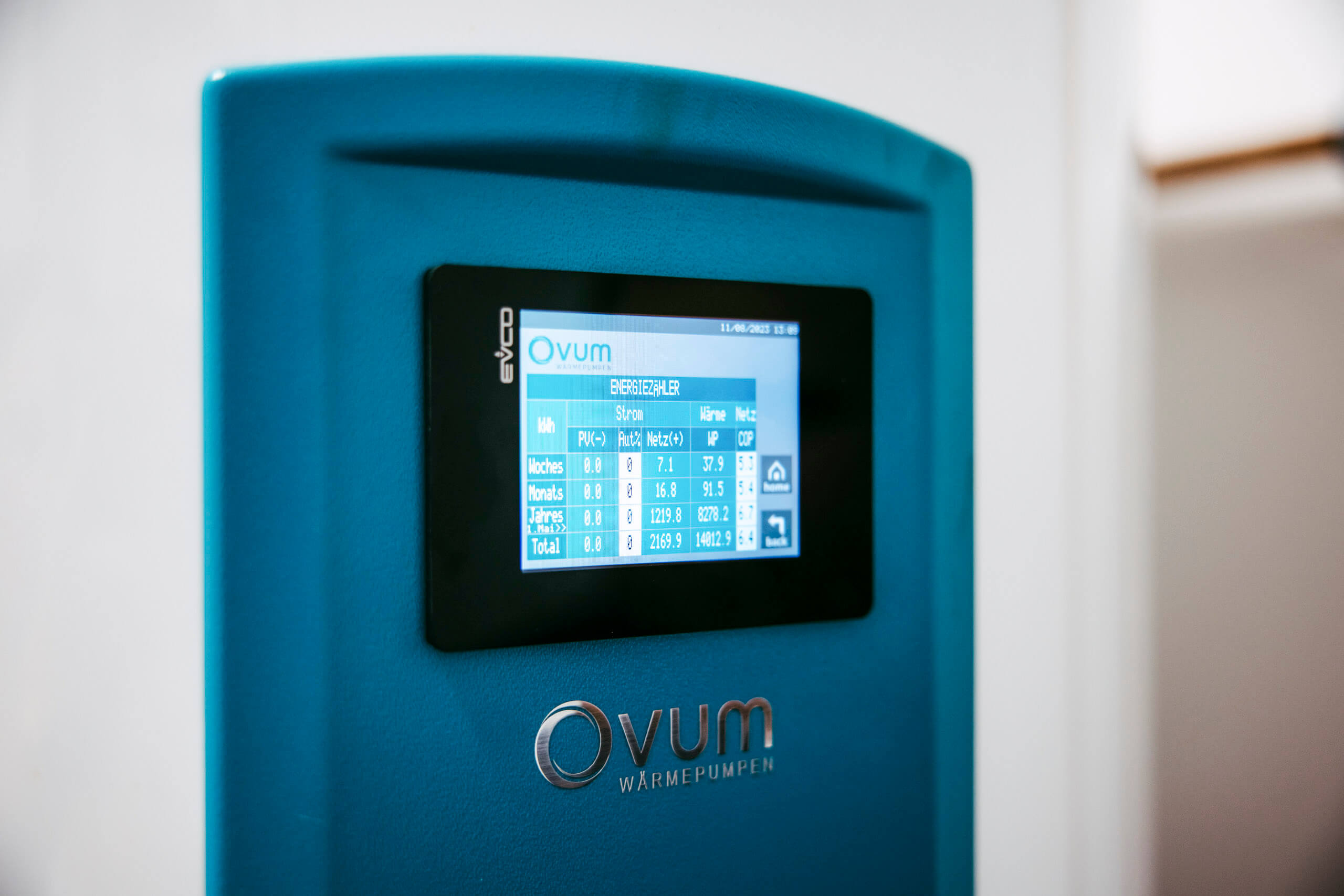 Das neue Rahaus in Hannover, Niedersachsen, vor dem anschließenden Teich.