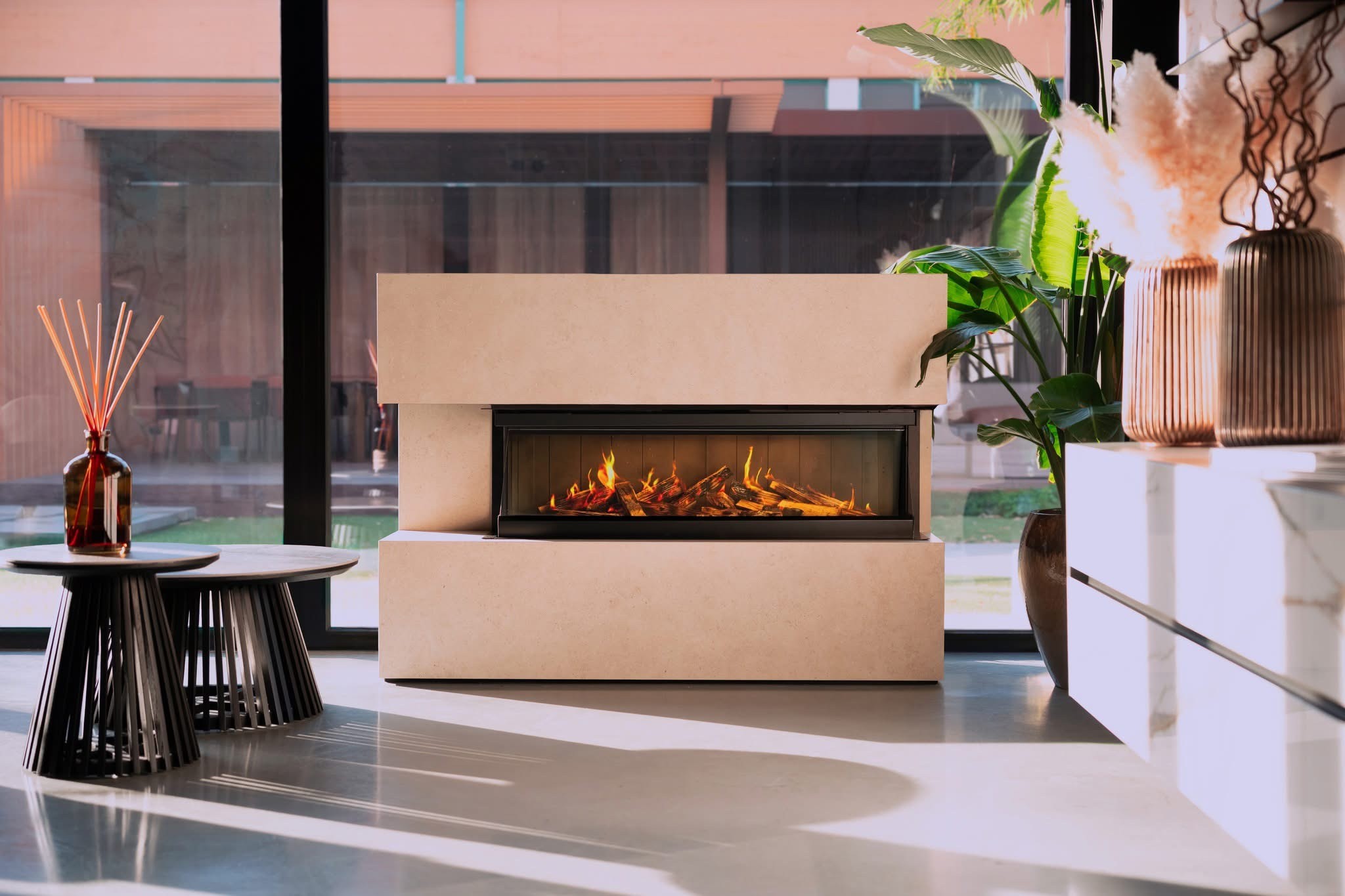 Camino moderno a incasso in soggiorno con design minimal e fiamma a vista