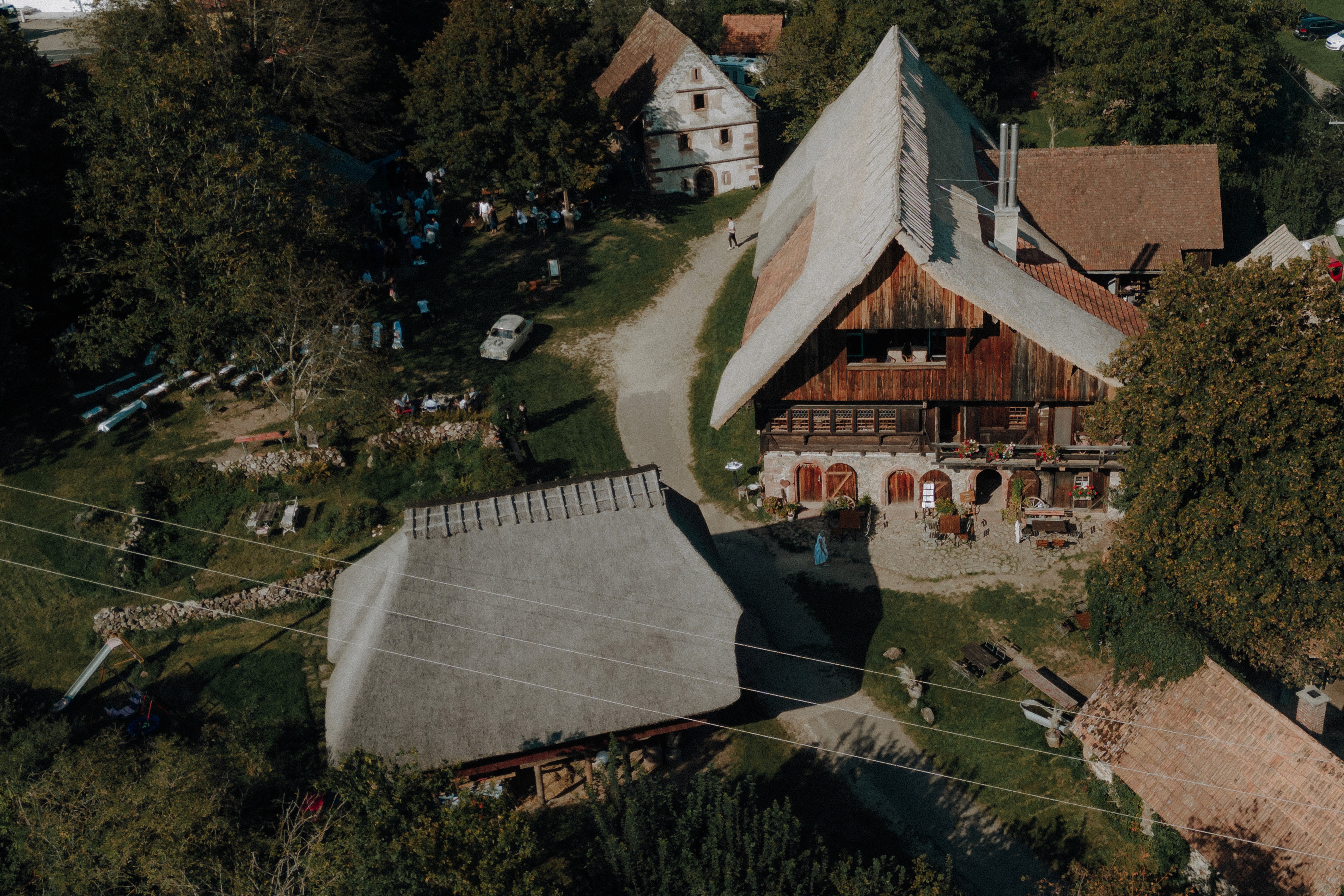 Der Klausenbauernhof ist ein historisches Anwesen mit vielen Gebäuden.