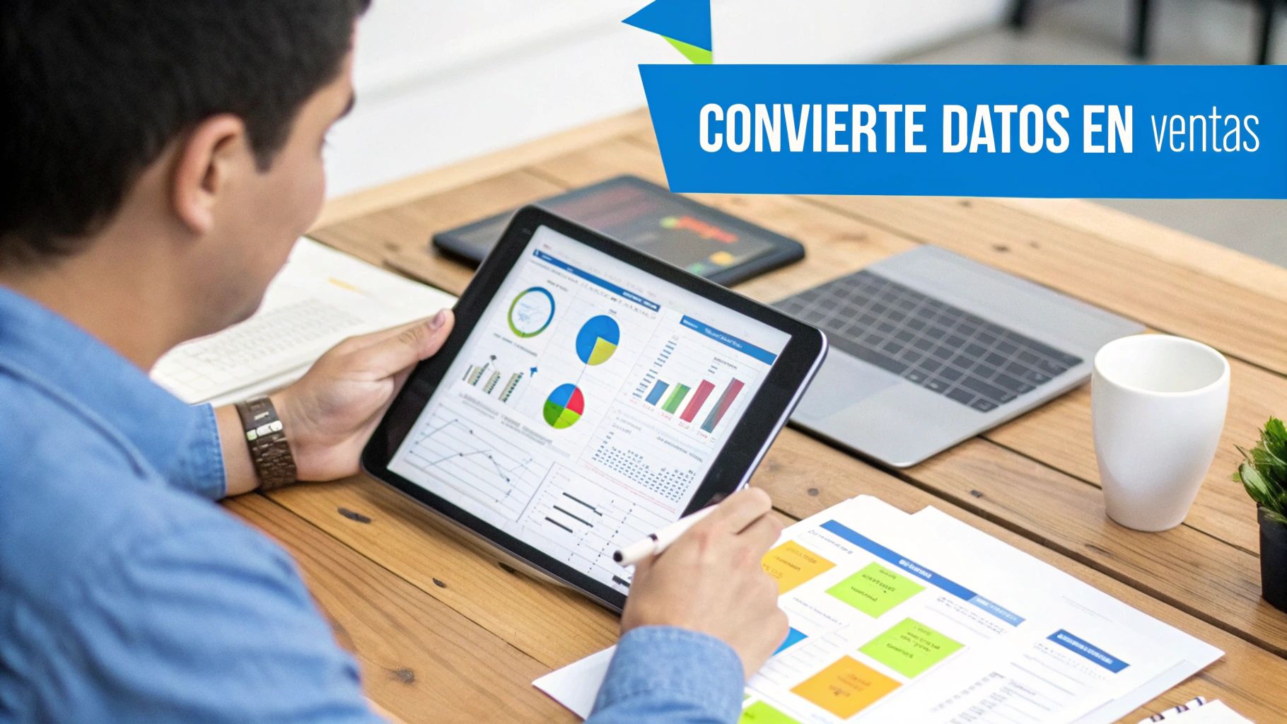 Joven analizando datos de ventas y gráficos en una tablet, con el eslogan 'Convierte datos en ventas'.