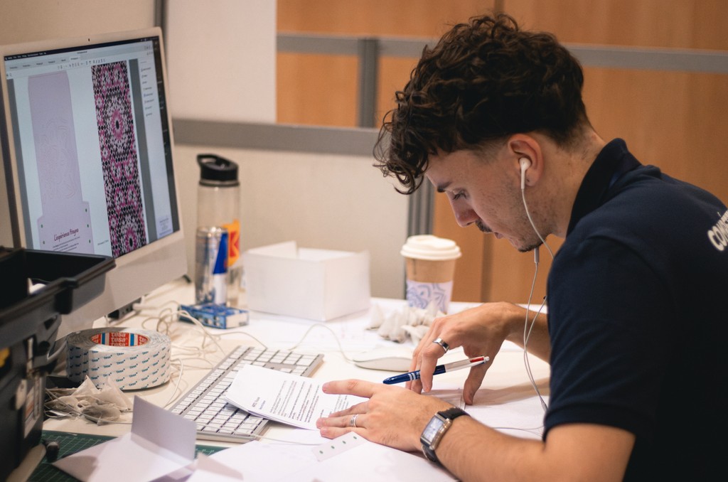 Espace de travail lumineux avec bureaux et chaises