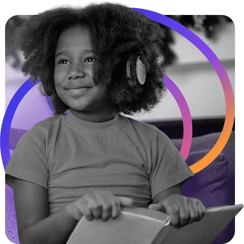 Menina contente estudando com fones de ouvido