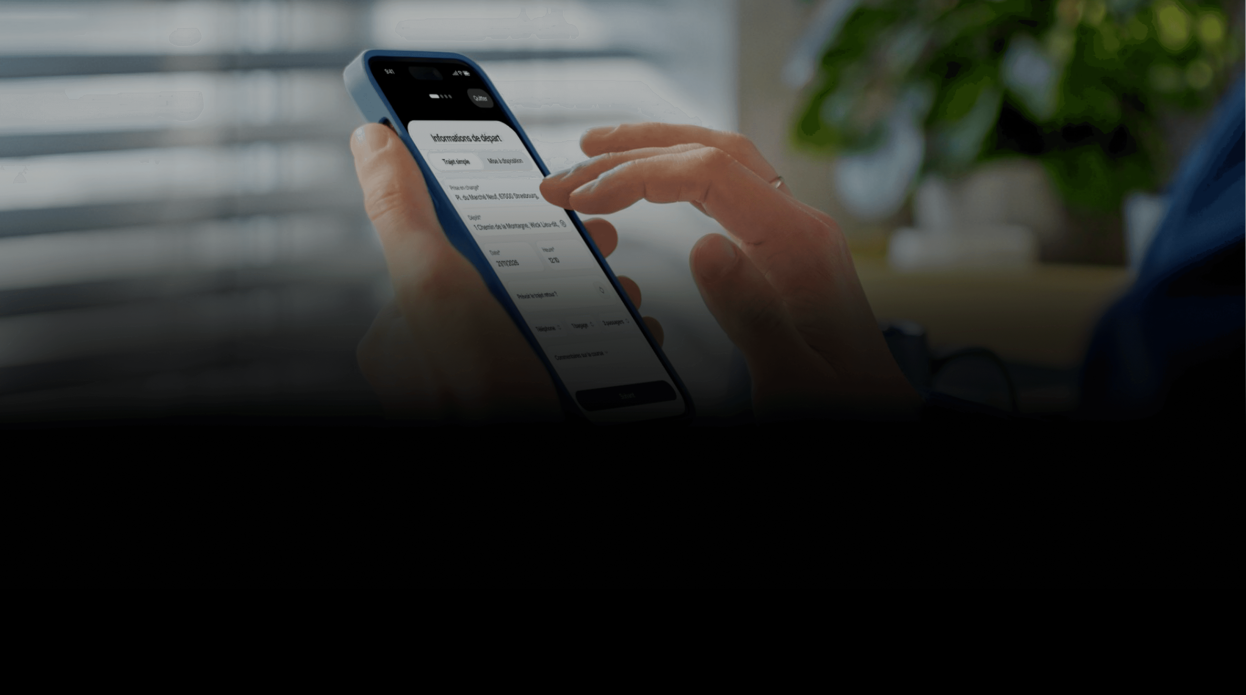 téléphone tenu entre les mains, avec écran ouvert sur la page de création d'une course dans l'application besyde