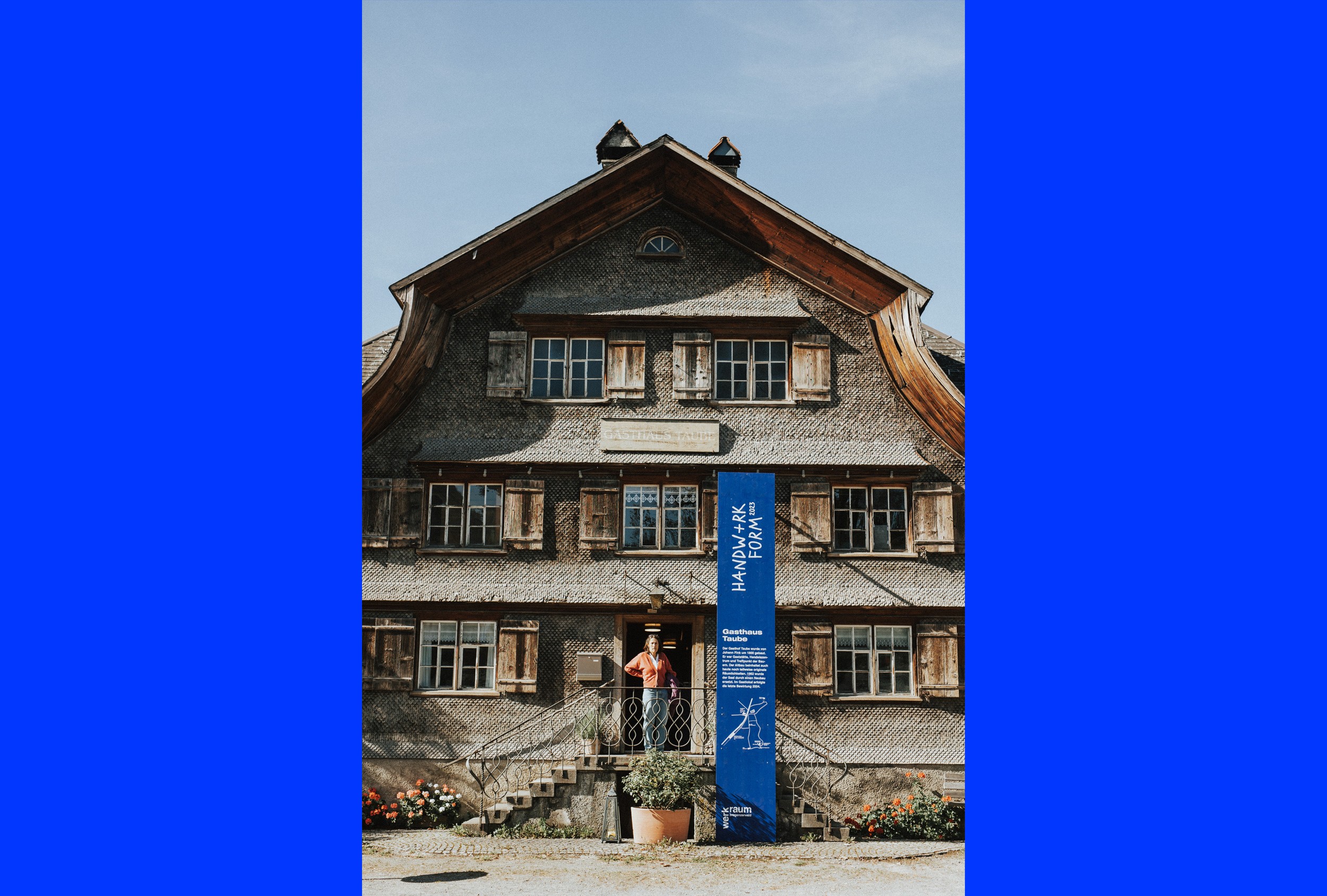 Außenansicht der Ausstellung mit klarer und ansprechender Beschriftung für die Veranstaltung Handwerk+Form 2023.